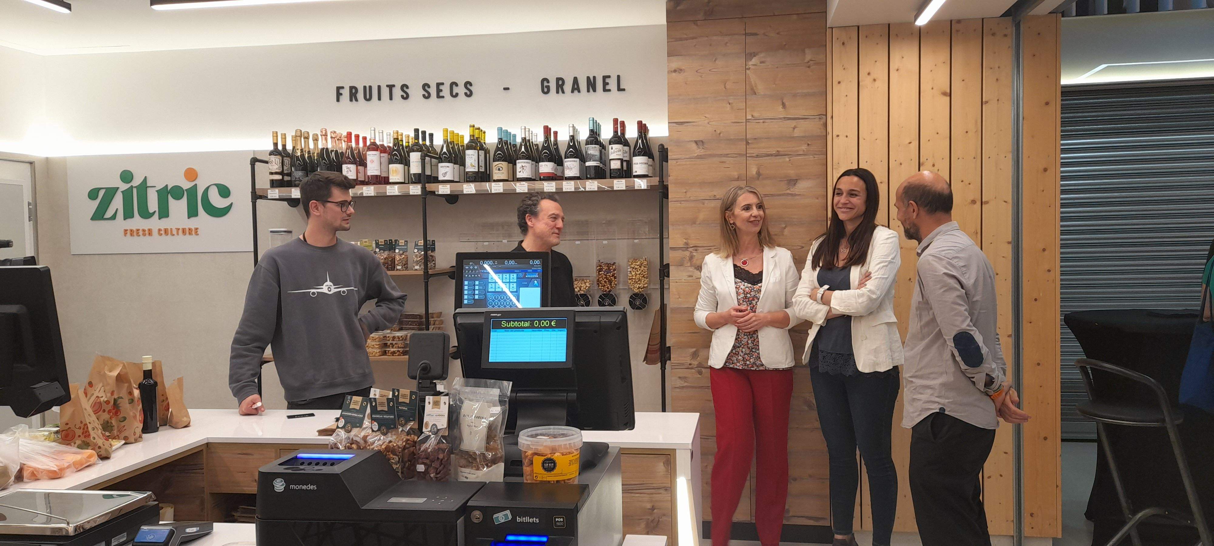 Mireia Ingla i Elena Vila visiten el mercat de Volpelleres. FOTO: Cristina Cabasés