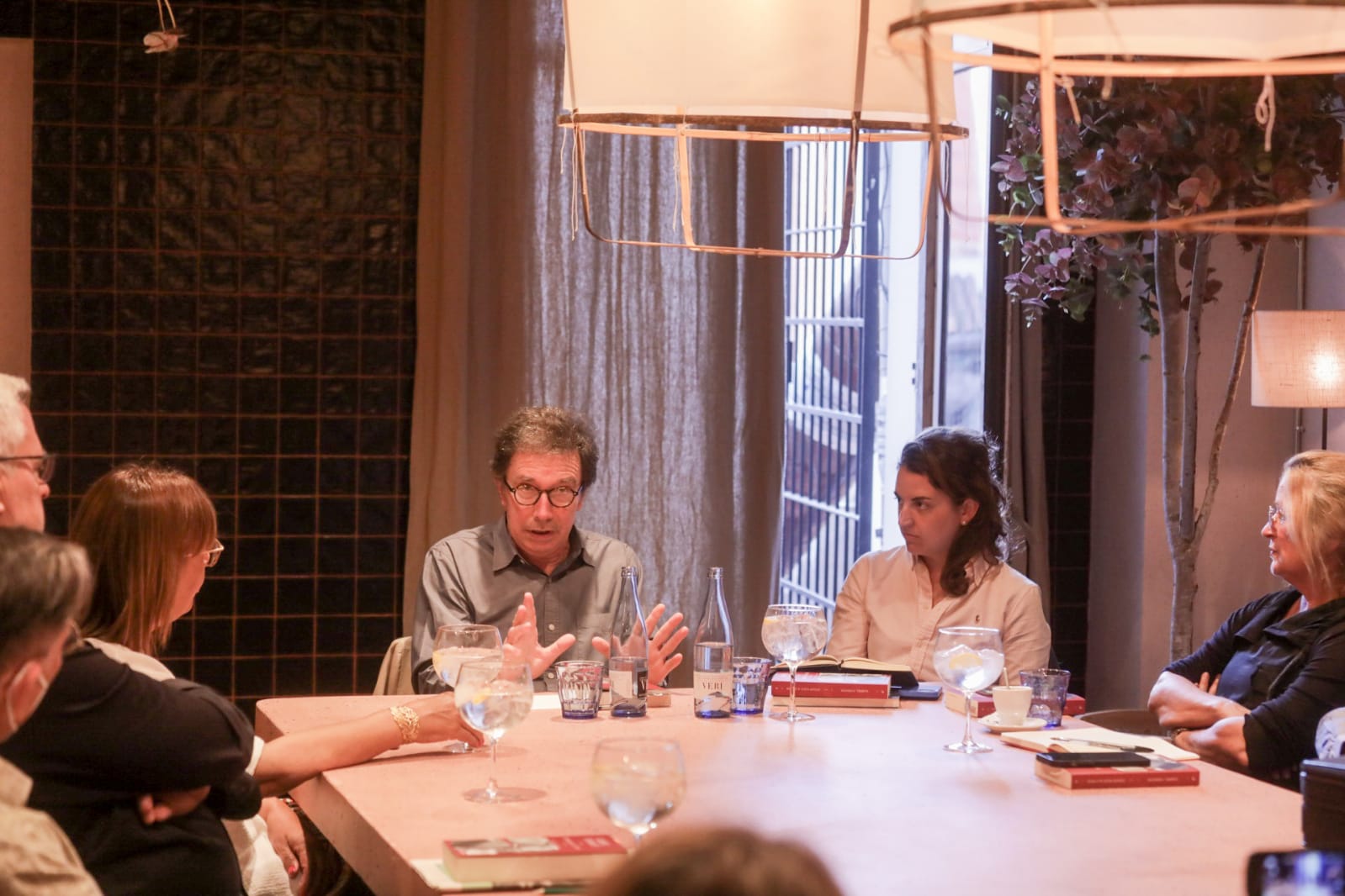 Àlex Susanna (esquerra) i Marina Porras (dreta) en la presentació de l'antologia 'Donar nous als nens'. FOTO: Ajuntament