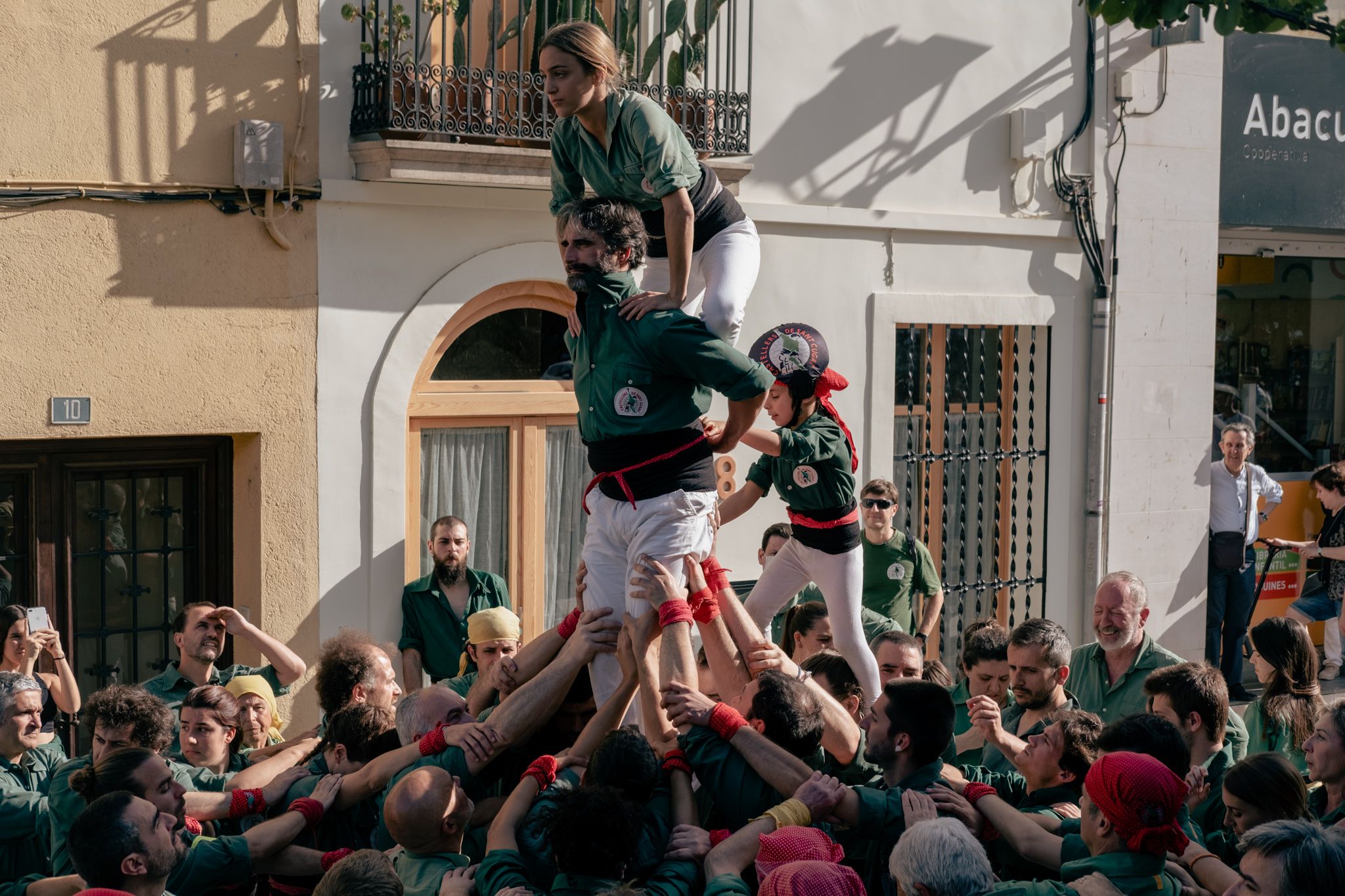 Els Castellers de Sant Cugat han fet un pilar caminat durant la vigília de la Diada de Sant Ponç. FOTO: Ale Gómez