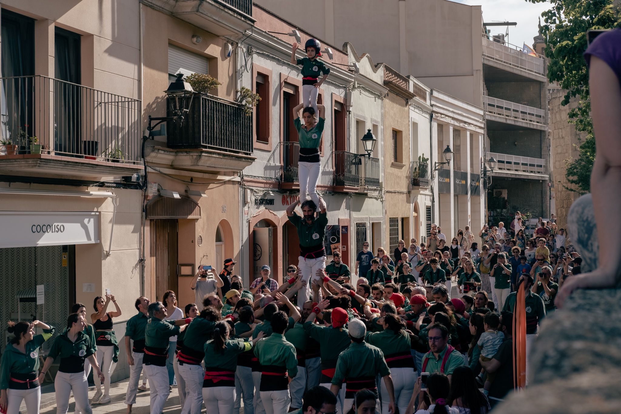 Els Castellers de Sant Cugat han fet un pilar caminat durant la vigília de la Diada de Sant Ponç. FOTO: Ale Gómez