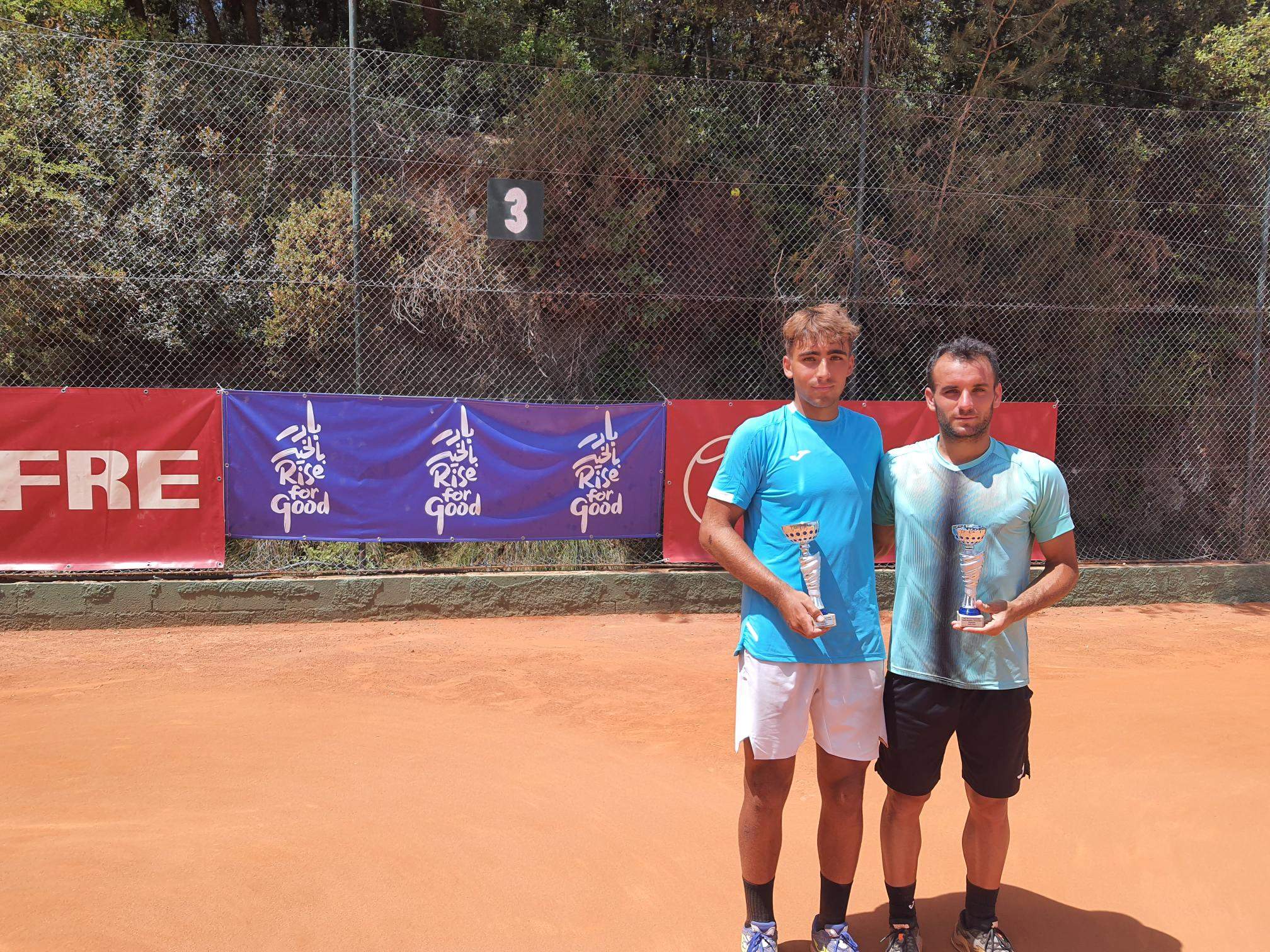 Mérida (esquerra) i Roca (dreta) amb els trofeus de campió i sots-campió de l'ITF de Valldoreix. FOTO: Albert Riba