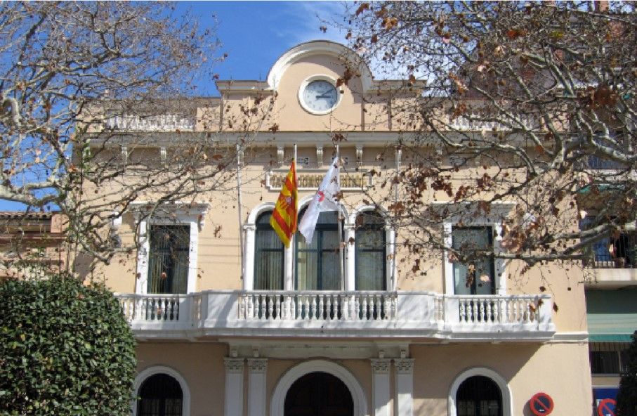 El Jutjat de Pau està ubicat a la plaça de Barcelona, a l’edifici històric que va acollir el consistori. FOTO: Arxiu