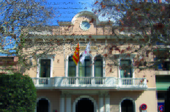 El Jutjat de Pau està ubicat a la plaça de Barcelona, a l’edifici històric que va acollir el consistori. FOTO: Arxiu