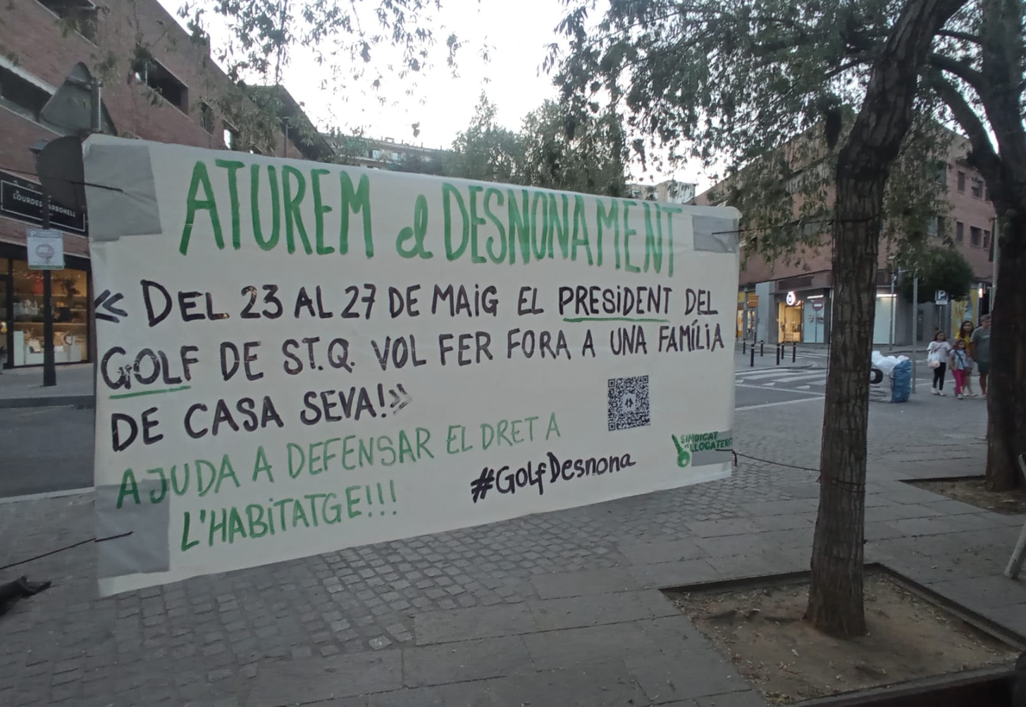 Pancartes penjades pel Sindicat de Llogaters contra el desnonament FOTO: Sindicat de Llogaters