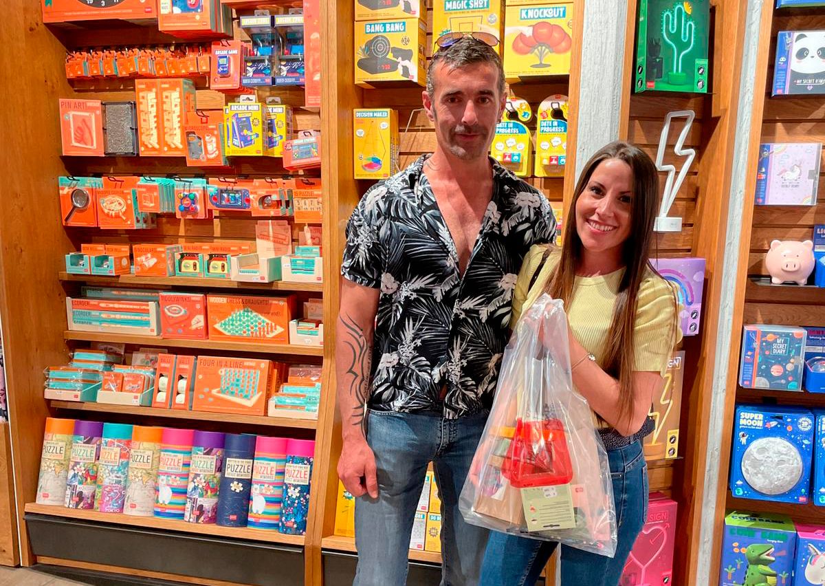 Legami Sant Cugat va celebrar la nova obertura amb un sorteig que ha guanyat aquesta noia. FOTO: Cedida