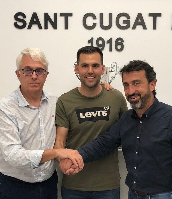 Oriol Alcázar, al centre de la imatge, amb el president del Sant Cugat FC, Llorenç Santasusagna (esquerra), i el director esportiu Ferran Benet (dreta). FOTO: Cedida