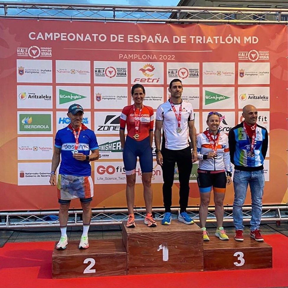 Gemma Gregoris, segona per l'esquerra, en el podi del Campionat d'Espanya de triatló de mitja distància en la categoria 45-49 anys. FOTO: Cedida
