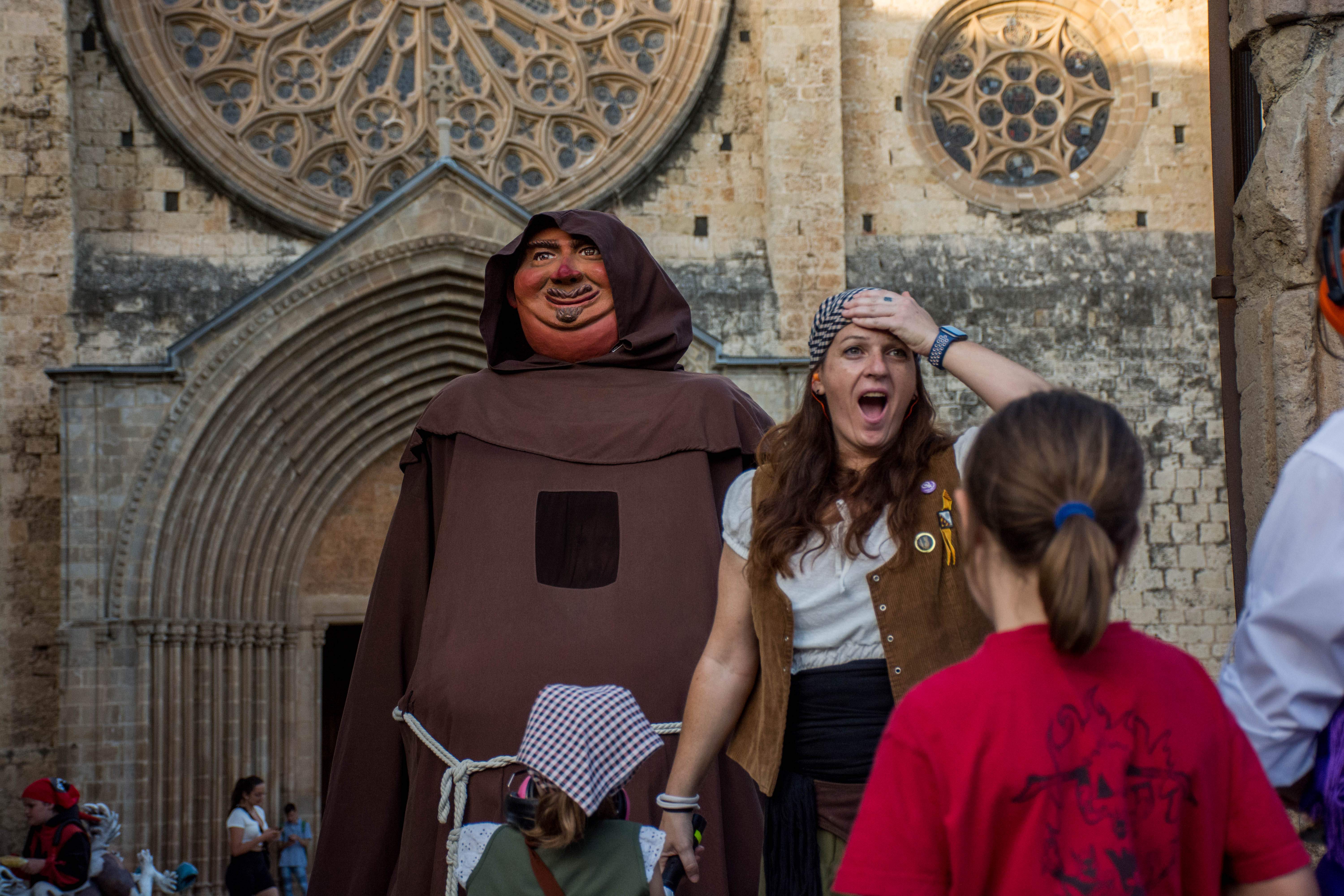 Les dones parlen amb el mossén a l'Encabronada. FOTO: Carmelo Jiménez