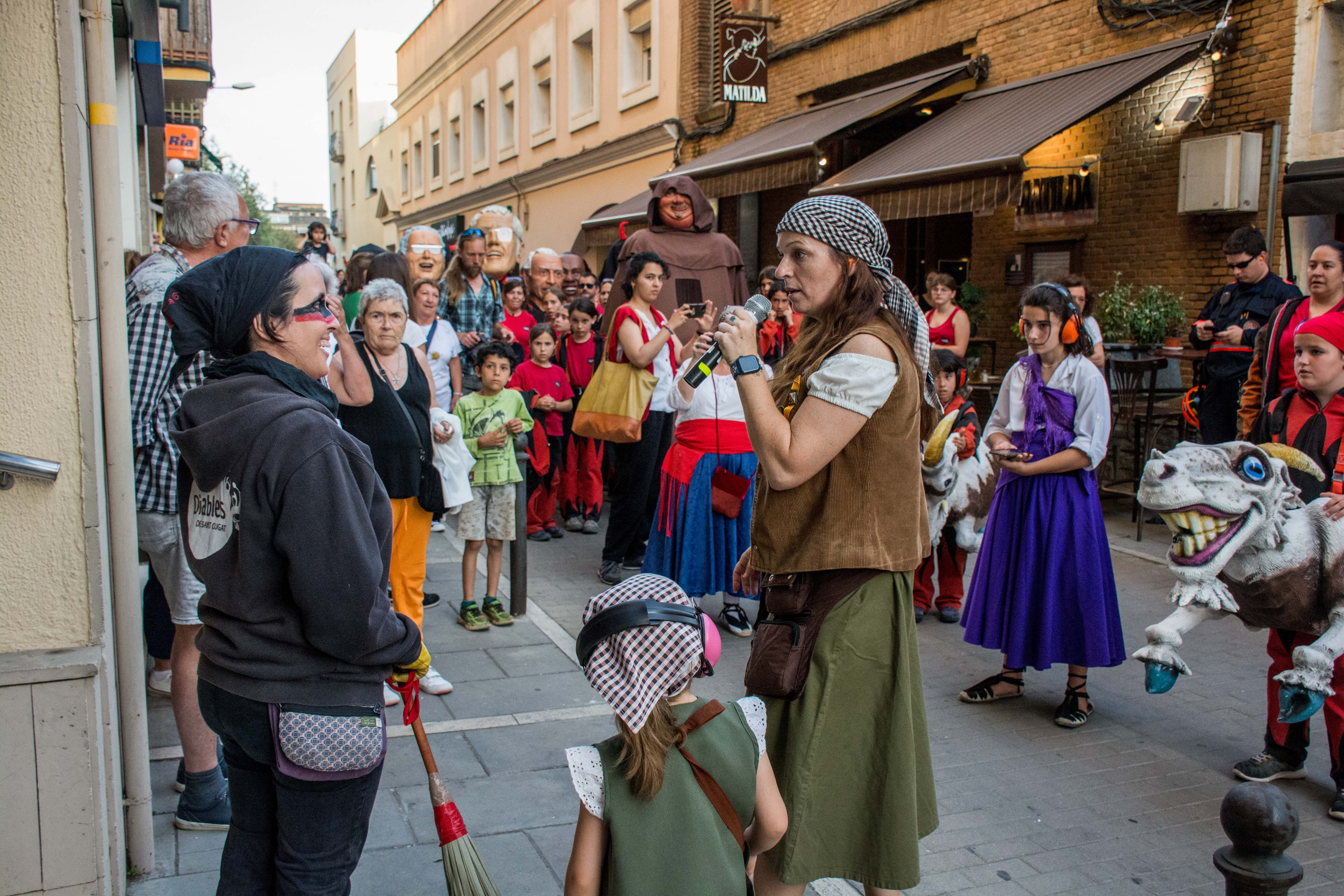  Les dones parlen amb les bruixes perquè les ajudin a despertar el Boc de Can Vernet. FOTO: Carmelo Jiménez