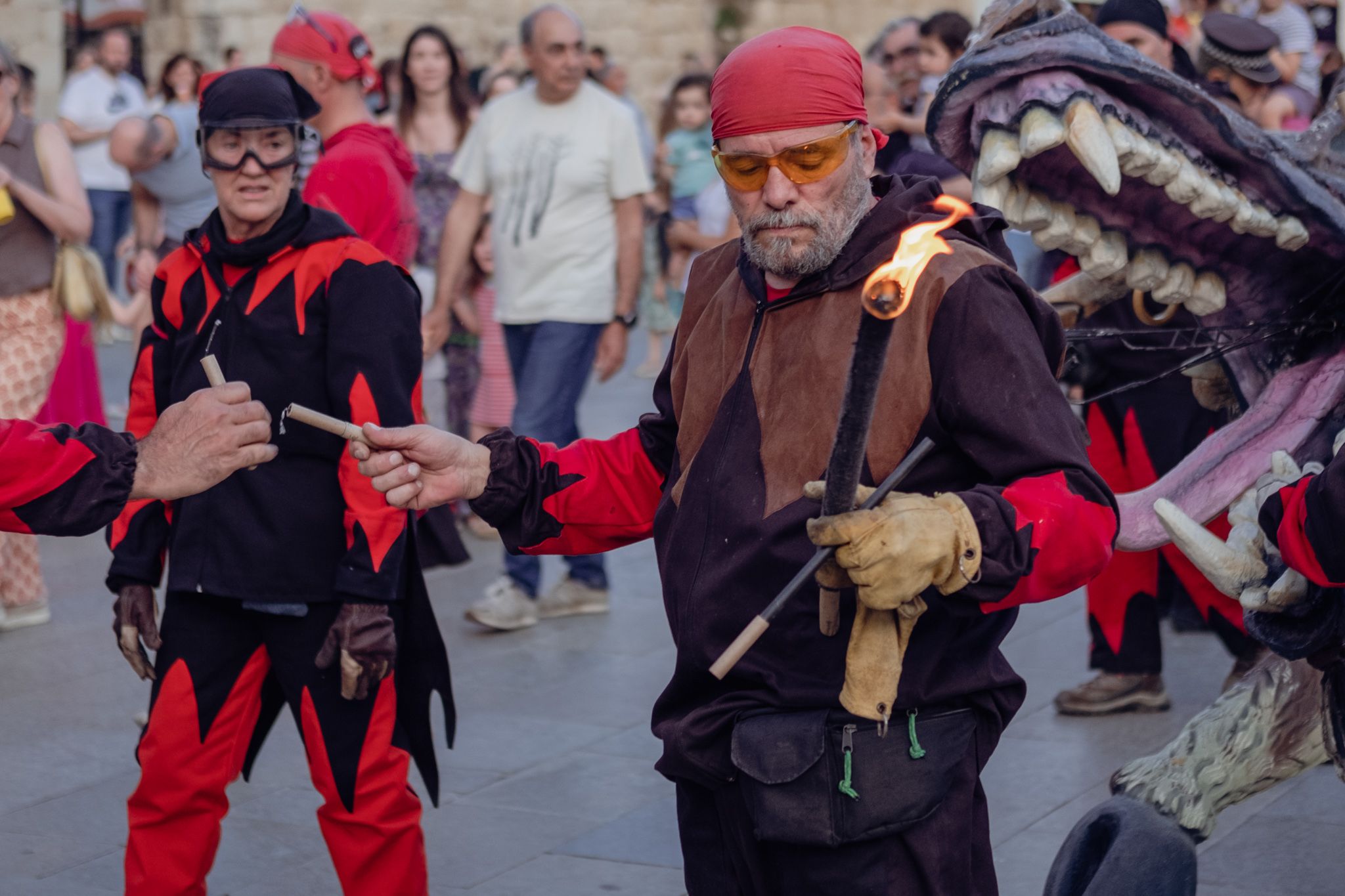 Comença el correfoc amb els primers petards. FOTO: Ale Gómez