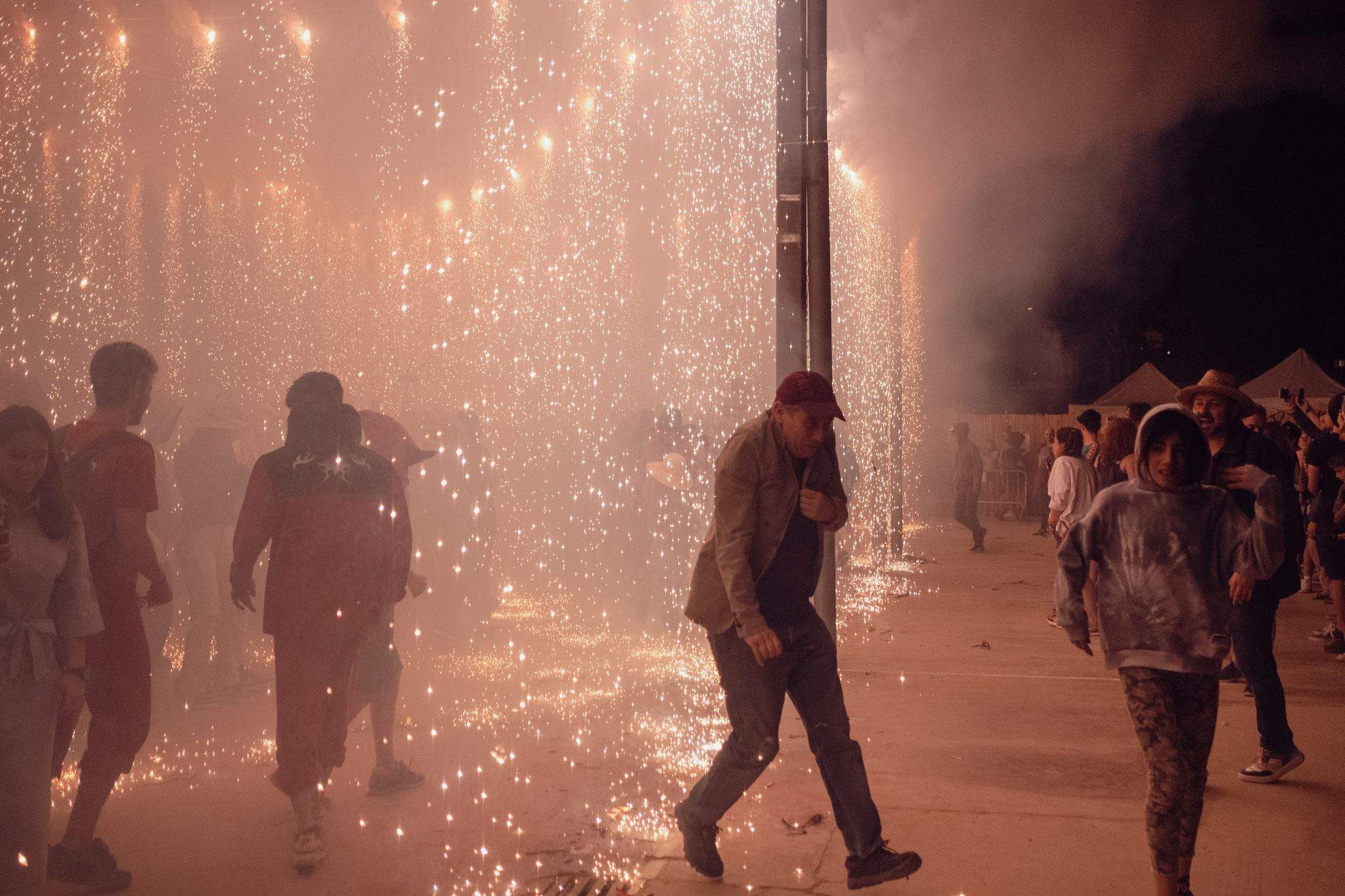 El bany de foc de l'Encabronada. FOTO: Ale Gómez