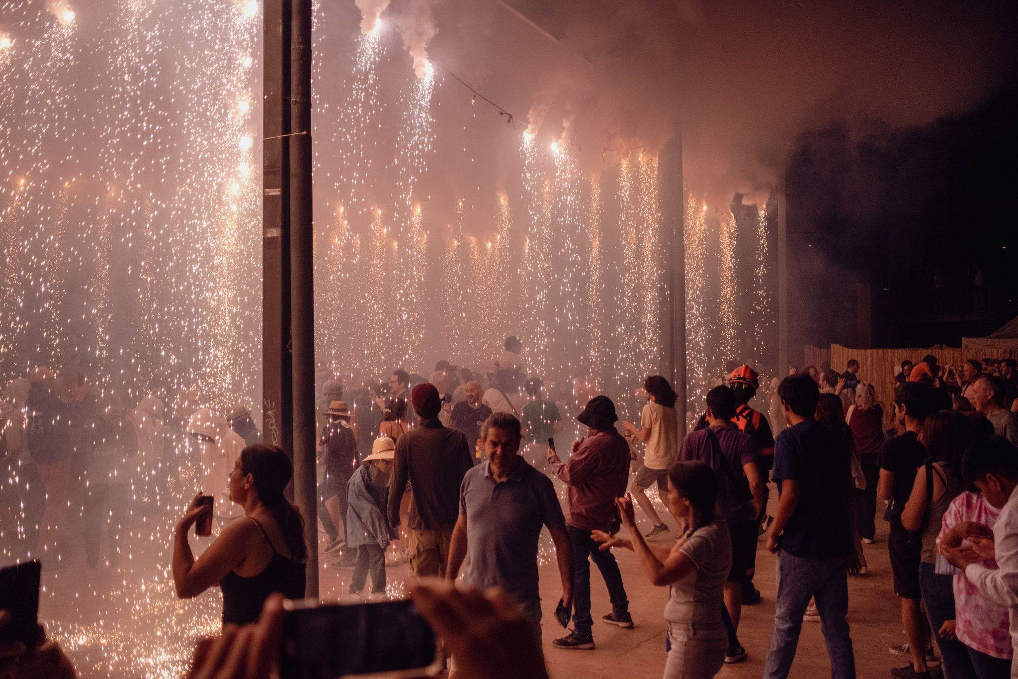 El bany de foc de l'Encabronada. FOTO: Ale Gómez