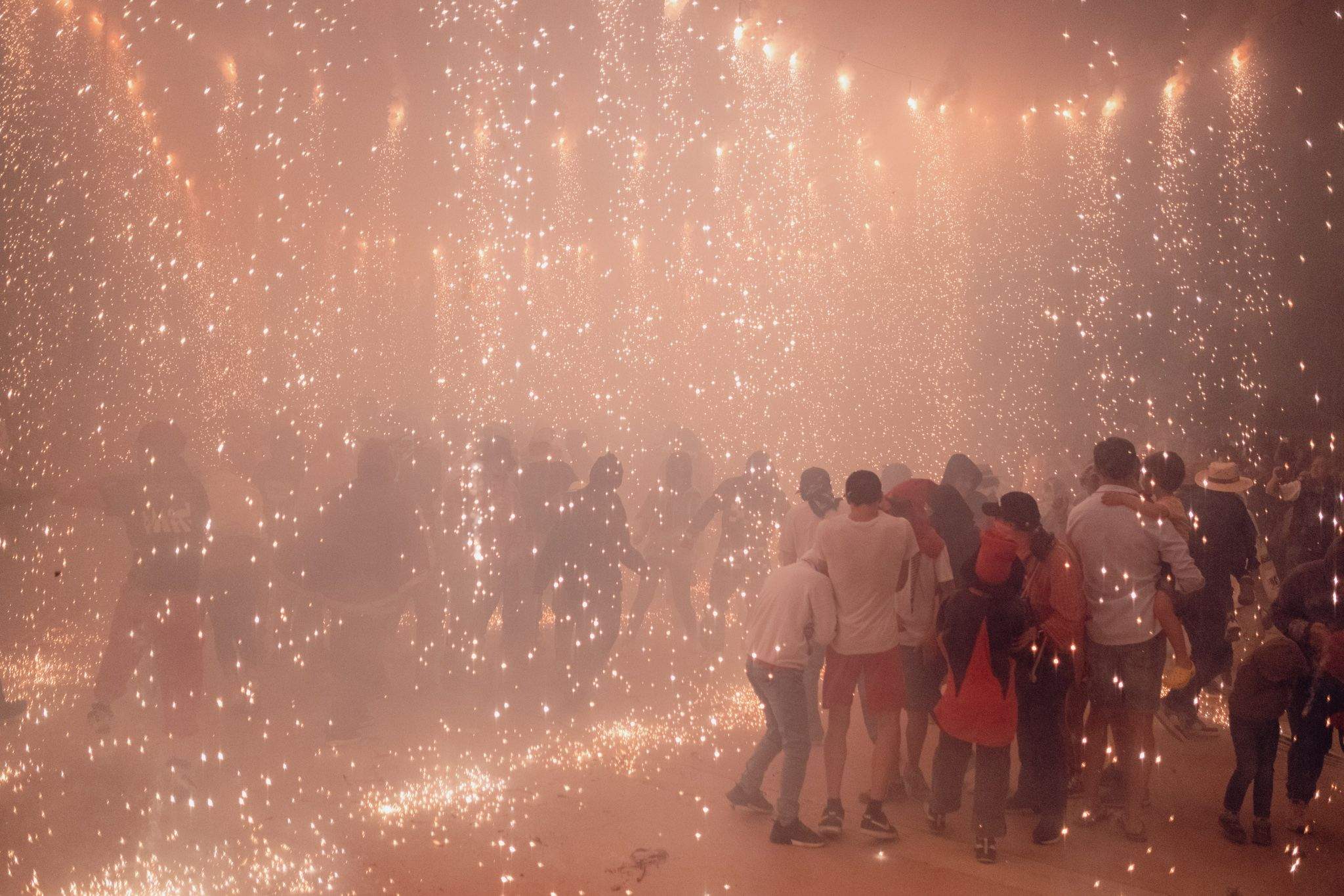 El bany de foc de l'Encabronada. FOTO: Ale Gómez