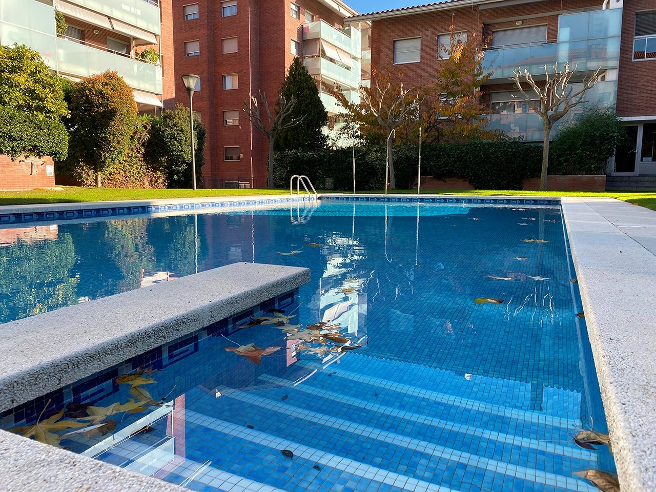 Piscina de la comunitat de la planta baixa a Torreblanca de la immobiliària ORGAN. FOTO: Cedida