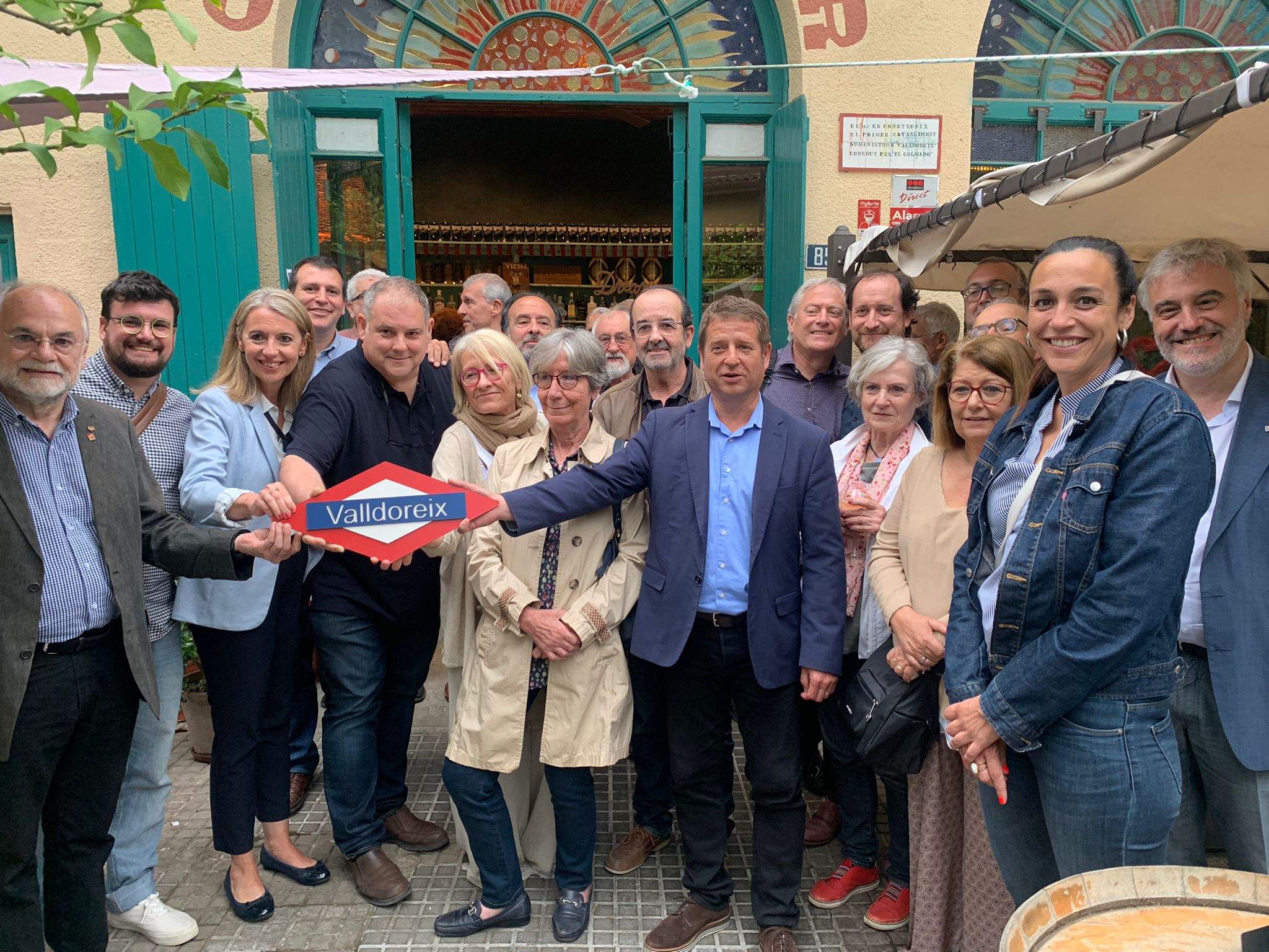 Juanjo Cortés, just darrere del cartell de Valldoreix, amb la resta de portaveus i representants dels partits polítics que formaran part de la coalició. FOTO: TOT