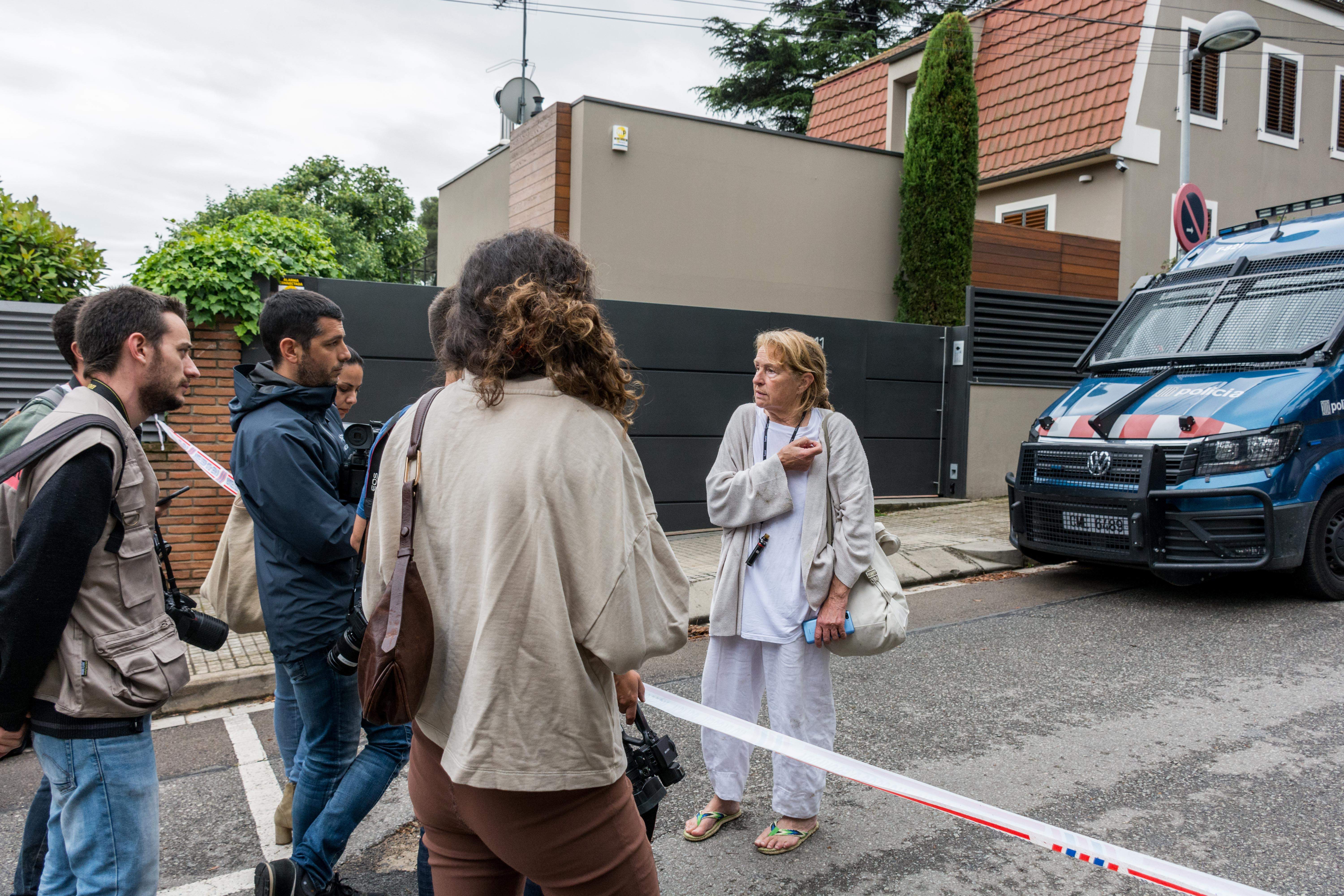  Una de les dones desnonades parlant amb la premsa FOTO: Carmelo Jiménez
