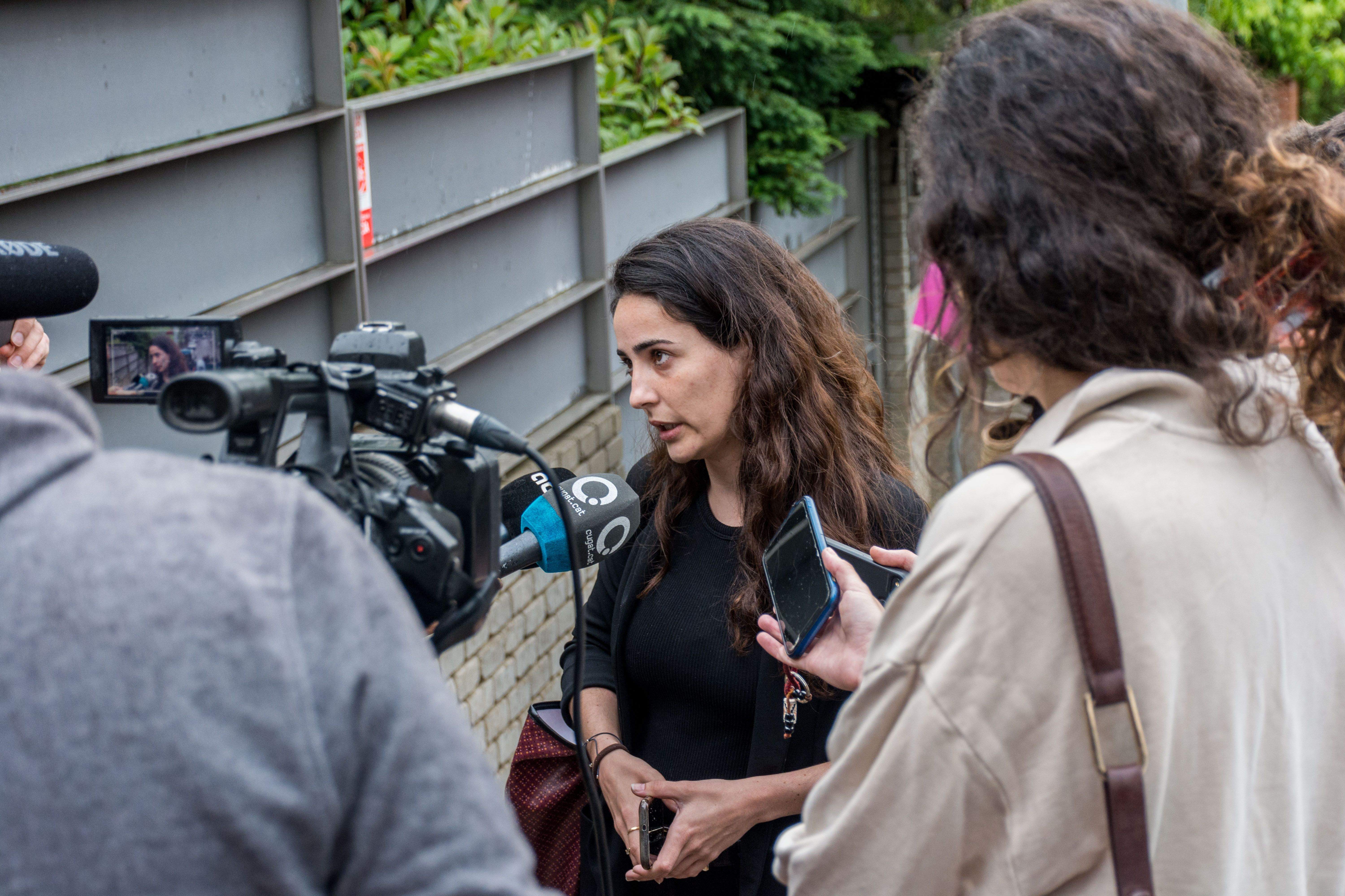 L'advocada de la famílai desnonada atenent els mitjans FOTO: Carmelo Jiménez