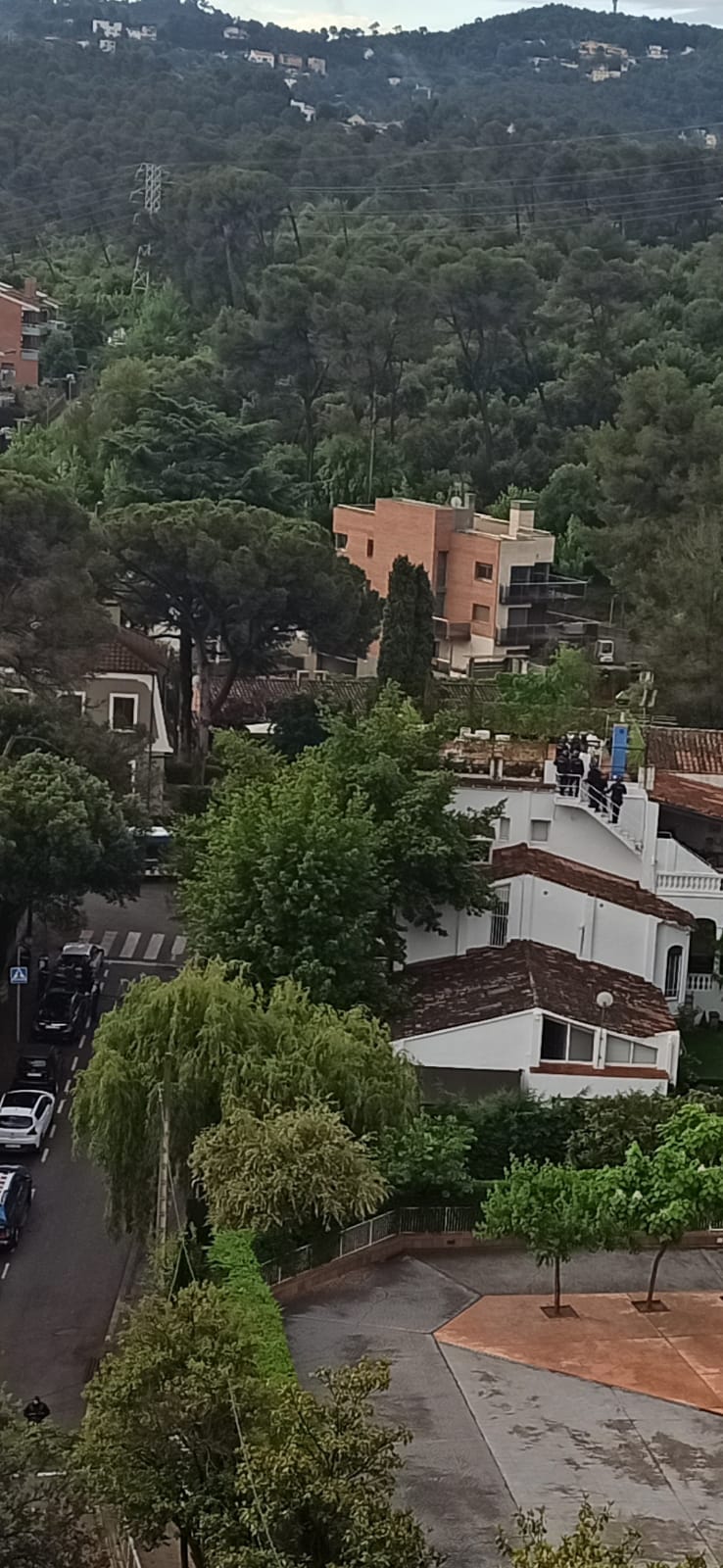 Els Mossos a la teulada de la casa on hi havia la mare FOTO: Cedida