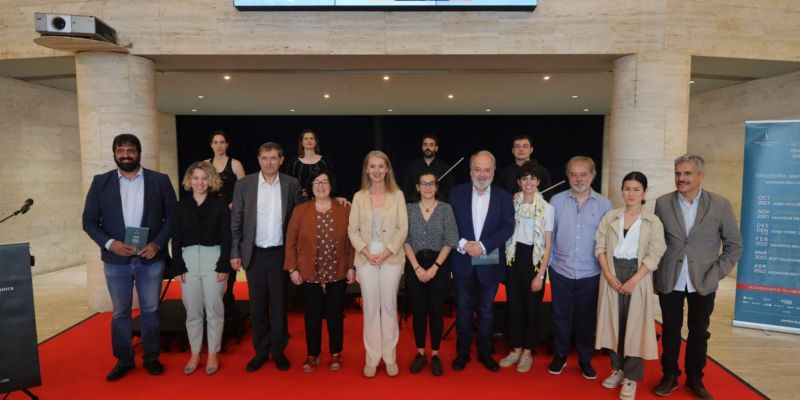 Foto de família amb directors d'orquestra, Flora Puntos, presidenta de la Fundació Música Simfònica i de Cambra, alcaldessa Mireia Ingla i Esther Madrona Tinenta d'alcaldia de Cultura. FOTO. A. Ribera