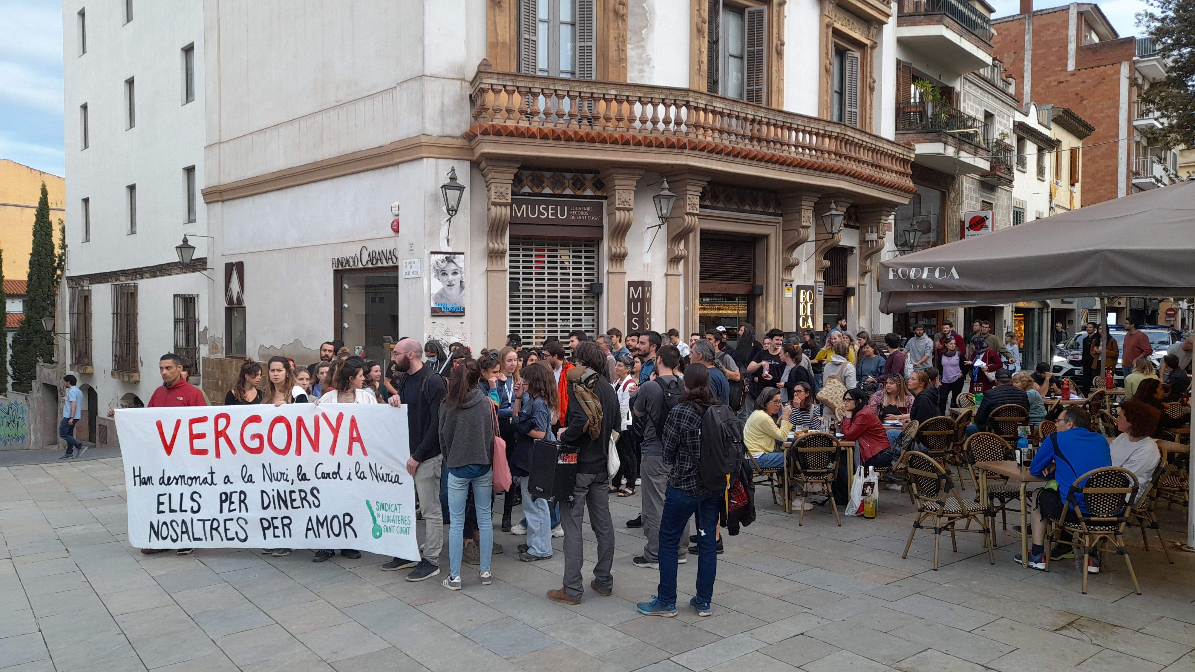 El Sindicat de Llogateres es manifesta després del desallotjament al carrer de l'Oceà Glacial. FOTO: Cristina Cabasés
