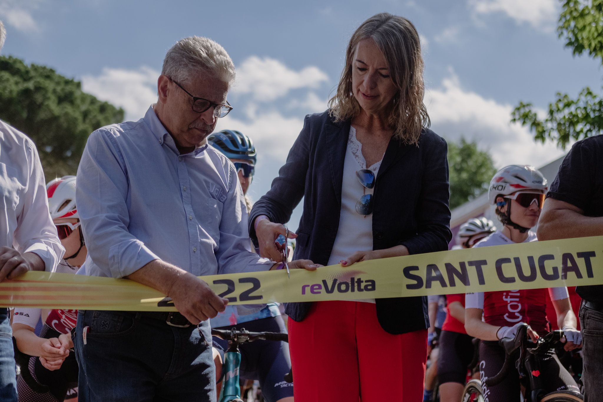 L'alcaldesa trenca la cinta de la sortida de la reVolta de Sant Cugat 2022. FOTO: Ale Gómez