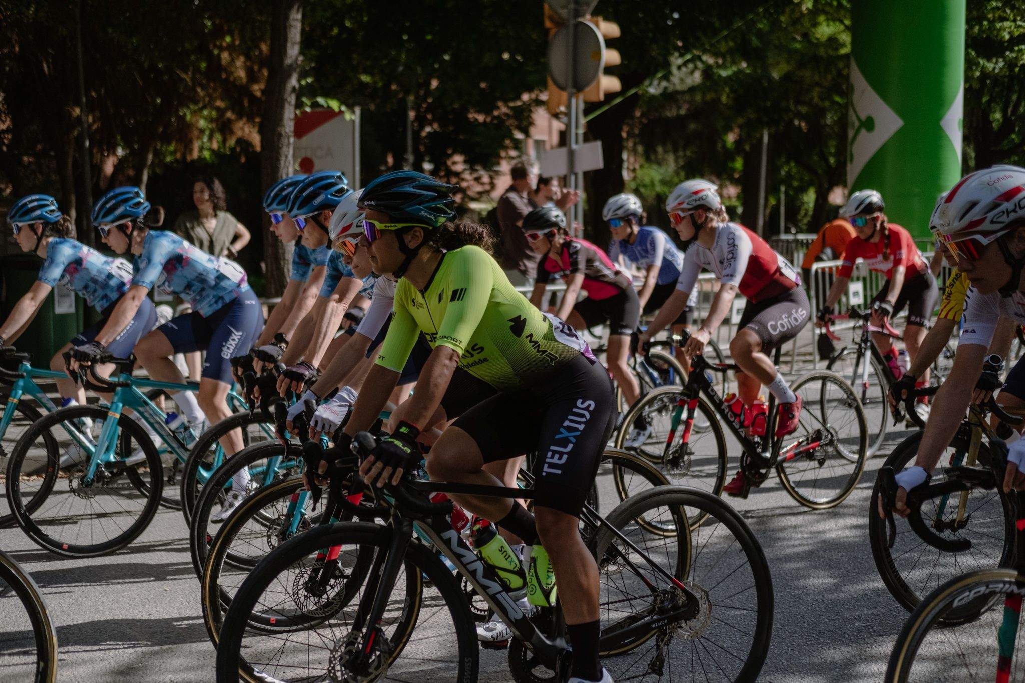 Inici de la carrera de la reVolta; les competidores giren la primera curva. FOTO: Ale Gómez