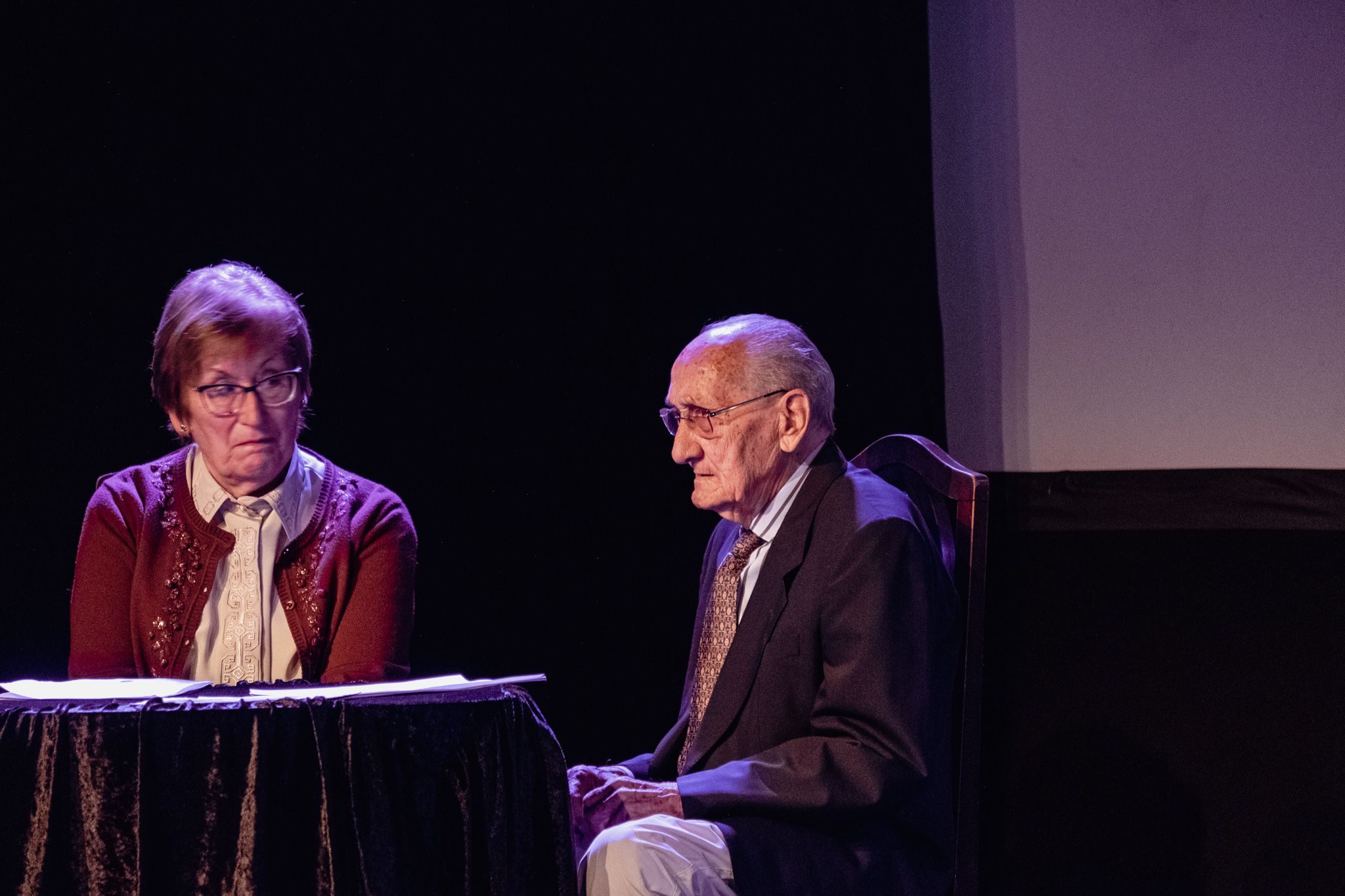Rosa Maria González (esquerra) i Jordi Franquesa (dreta) a l'homenatge d'Ernest Naté a la Sala Clavé de la Unió Santcugatenca. FOTO: Ale Gómez