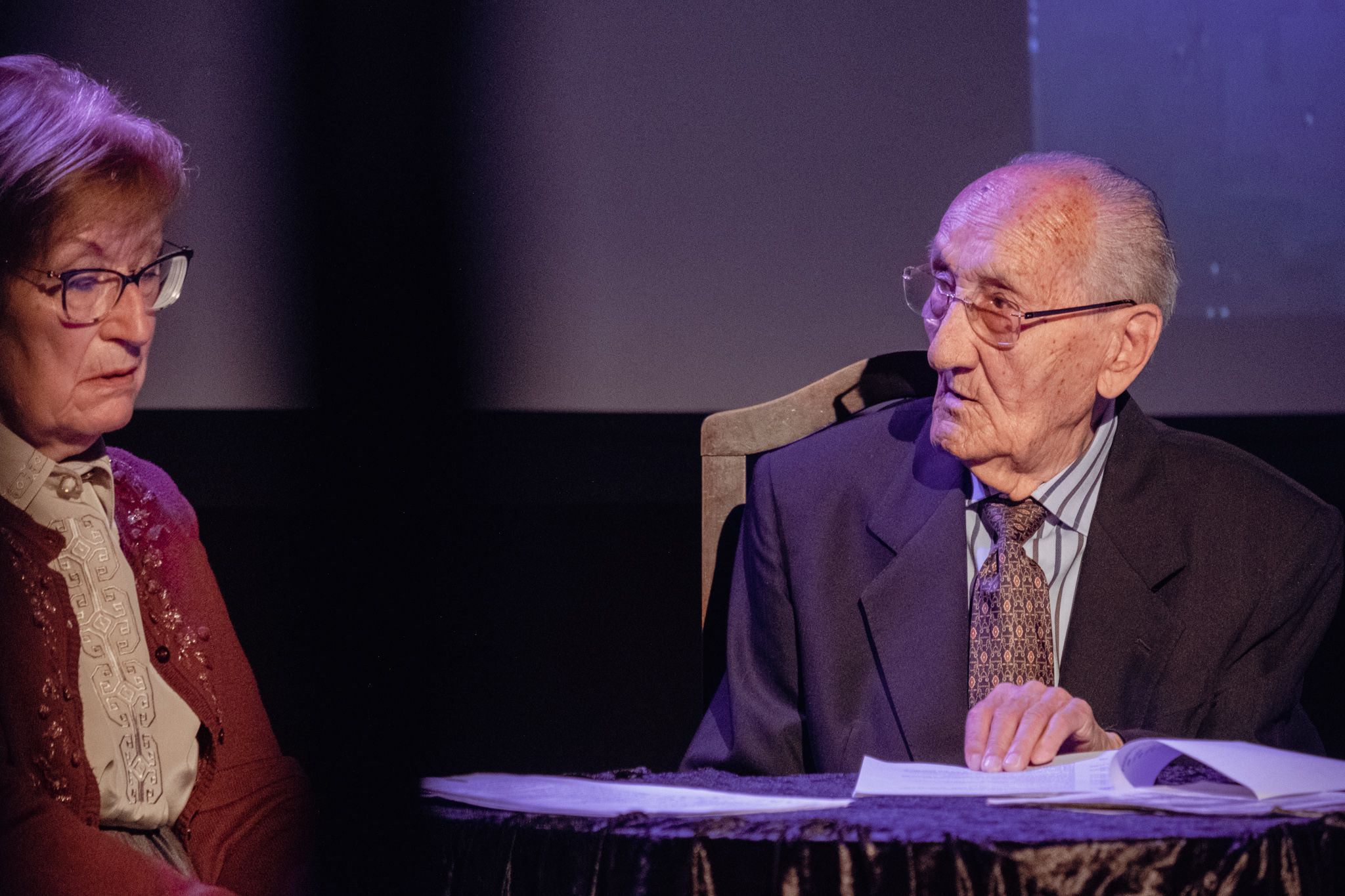 Rosa Maria González (esquerra) i Jordi Franquesa (dreta) a l'homenatge d'Ernest Naté a la Sala Clavé de la Unió Santcugatenca. FOTO: Ale Gómez