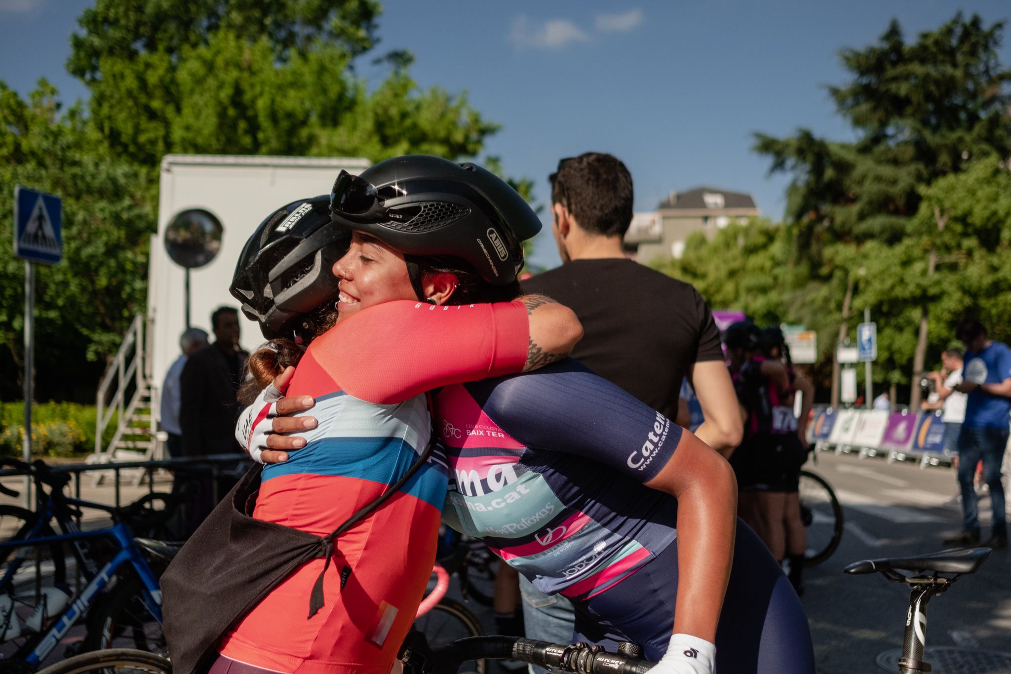 Dues competidores es troben i s'abracen. FOTO: Ale Gómez