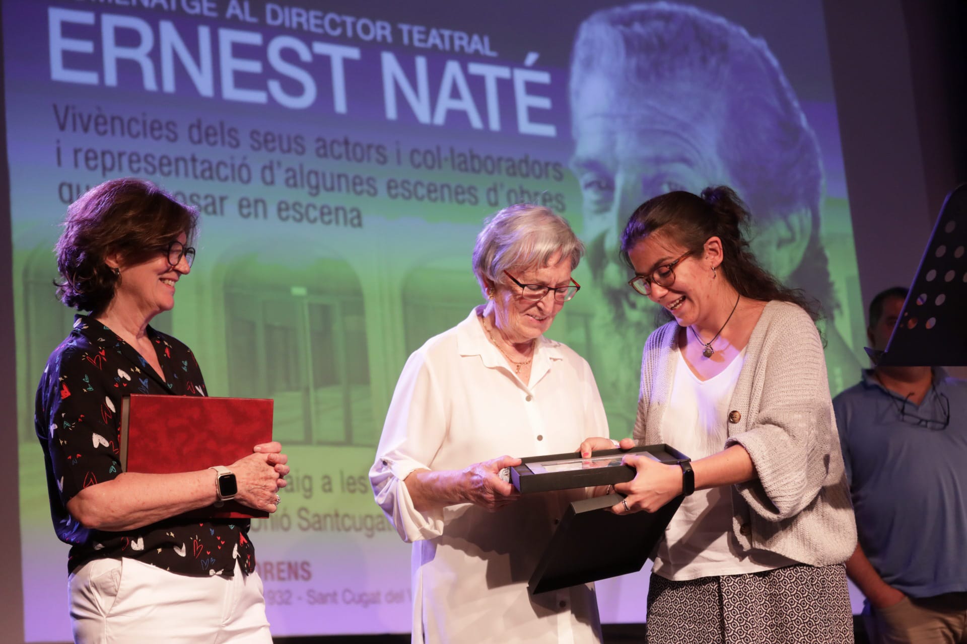 Montserrat Naté, filla, Montserrat Capellera, esposa de Naté i Esther Madrona, tinenta d'alcaldia de Cultura. FOTO: Ajuntament