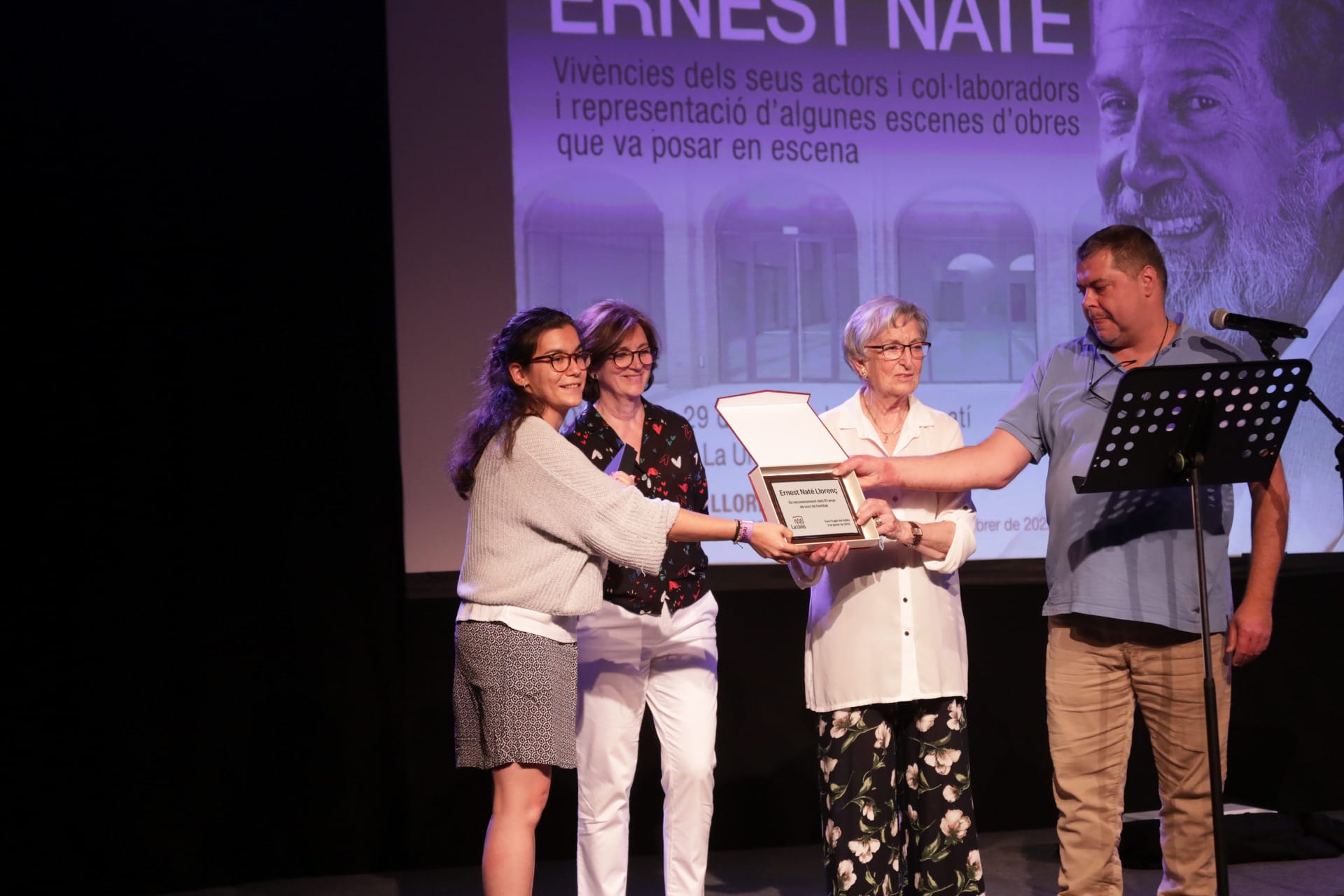 Esther Madrona, tinenta d'alcaldia de Cultura,  Montserrat Naté, filla, Montserrat Capellera, esposa de Naté i David Pujol, president de la Unió Santcugatenca, a l'homenatge. FOTO: Ajuntament