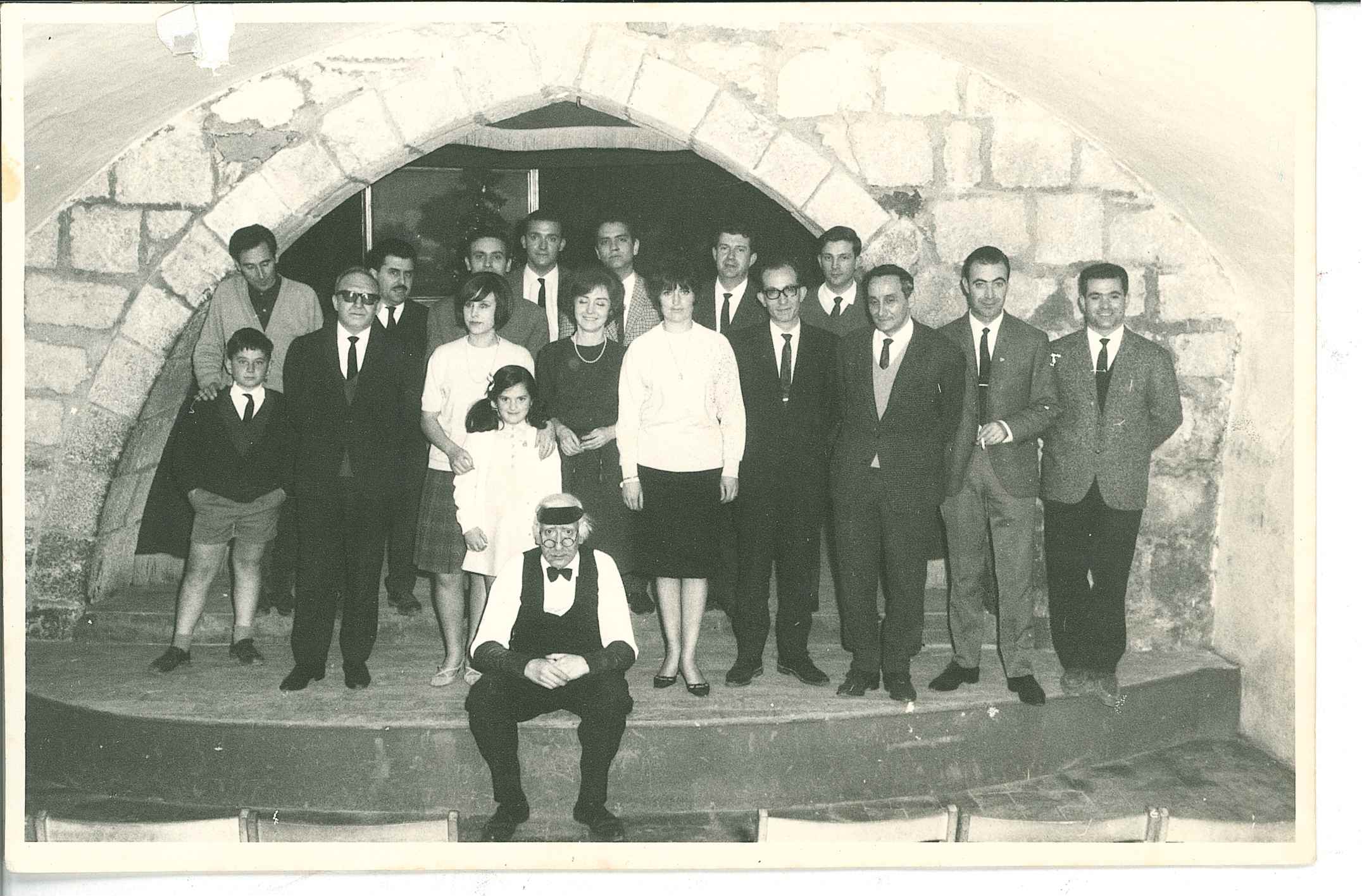 CUANDO LAS NUBES CAMBIAN DE NARIZ, 1966. Davant: Joan Fàbregas  Segona fila: Joan Gómez (nen), Jordi Erre, Montserrat Barberá, Montse Naté (nena), Montserrat Batlle, Montserrat Capellera, Josep Dachs, Jordi Franquesa, (?) i Gumersind Pascual  Darrera: Eugeni Canas, Roc Gómez, Pere Pahissa, (?), Ernesto Fonseca, Ernest Naté i (?). FOTO: Cedida