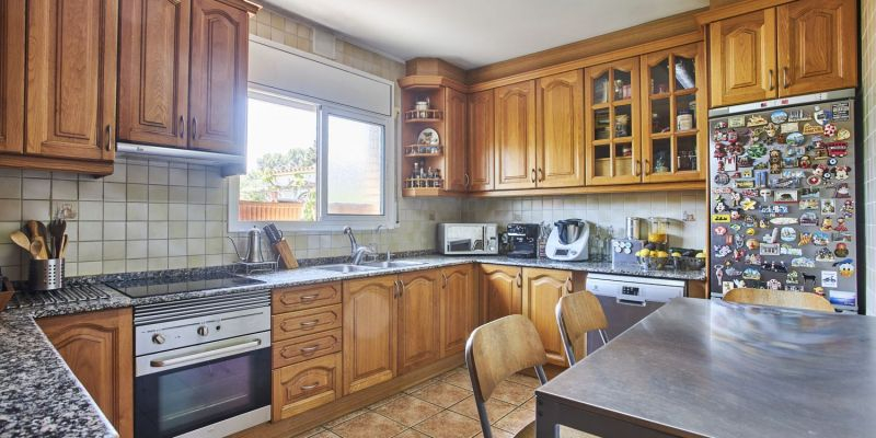 Cuina de la casa de Valldoreix de la immobiliària Vivendex. FOTO: Cedida