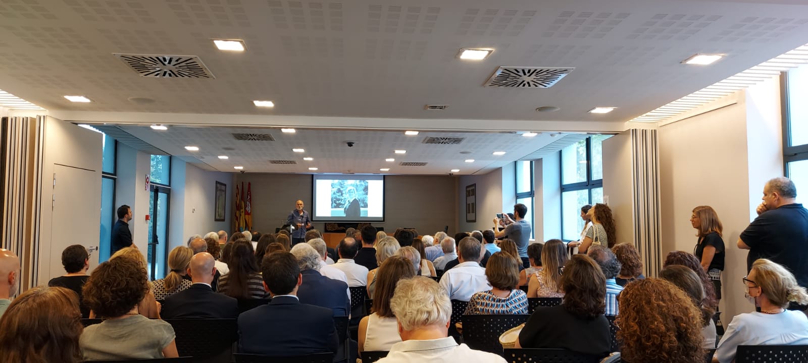 Eduard Degollada, al fons de la Sala de Plens de la Casa de la Vila de Valldoreix, durant la seva intervenció a l'homenatge a Elena Degollada, la seva germana. FOTO: TOT