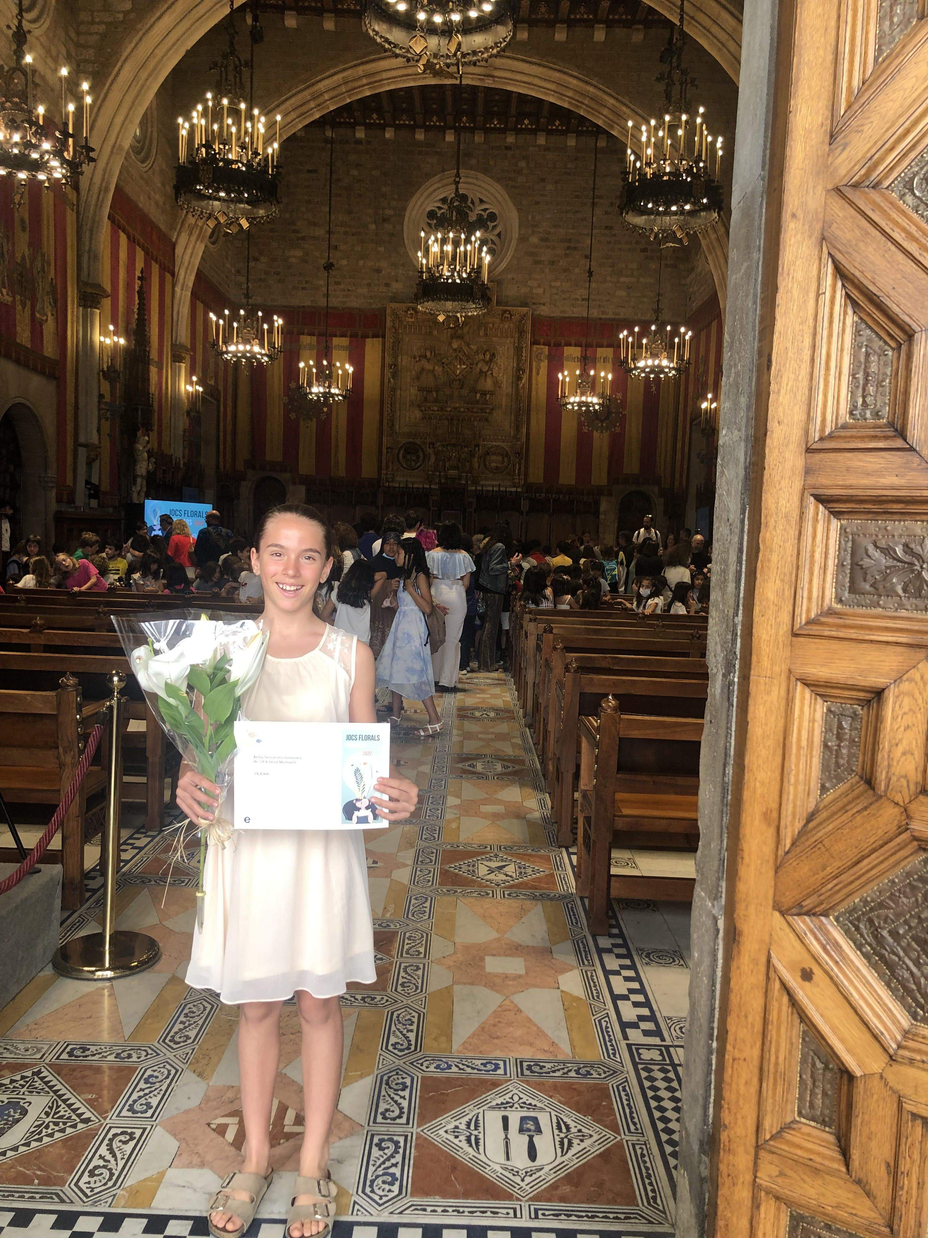 Berta Serrahima González rep el primer premi dels Jocs Florals Escolars FOTO: cedida