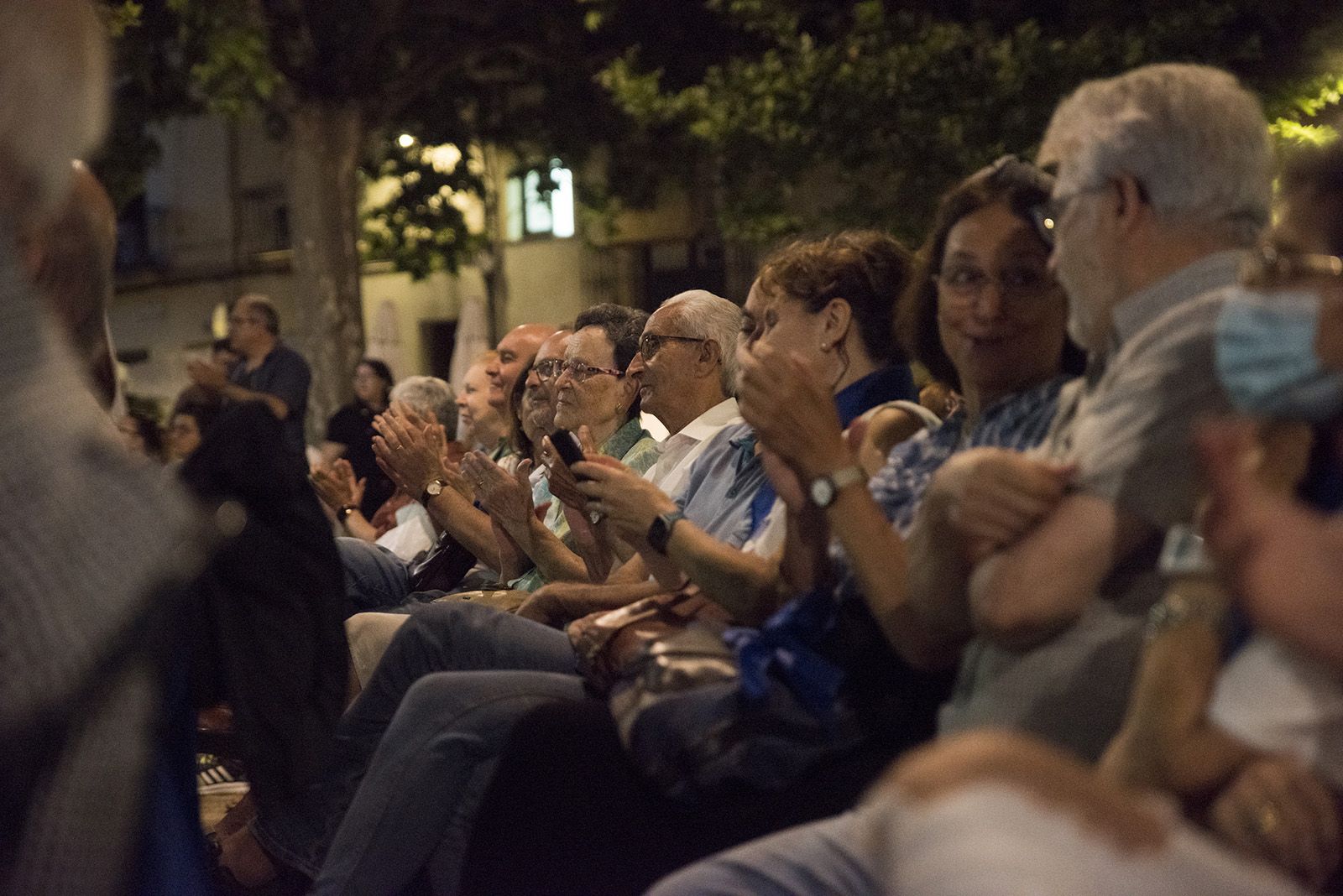 El públic aplaudint durant la cantada d'havaneres del TOT Sant Cugat. FOTO: Bernat Millet.