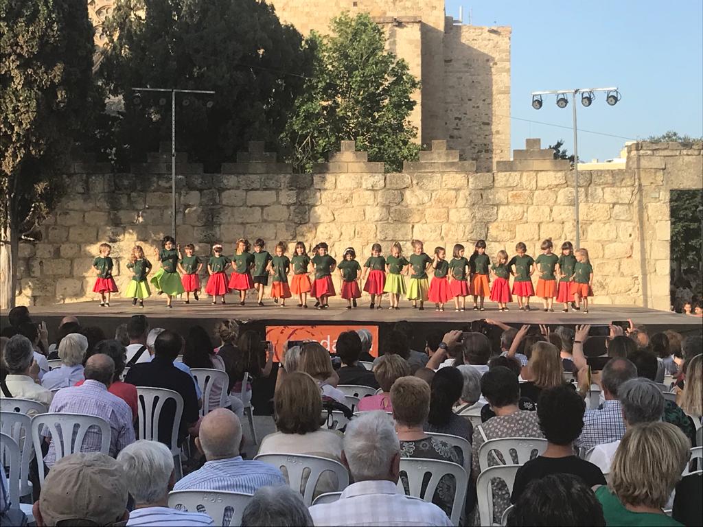 Els més petits de l'Esbart mostren els seus balls amb Andança a la Plaça. FOTO: Oriol Hermosilla