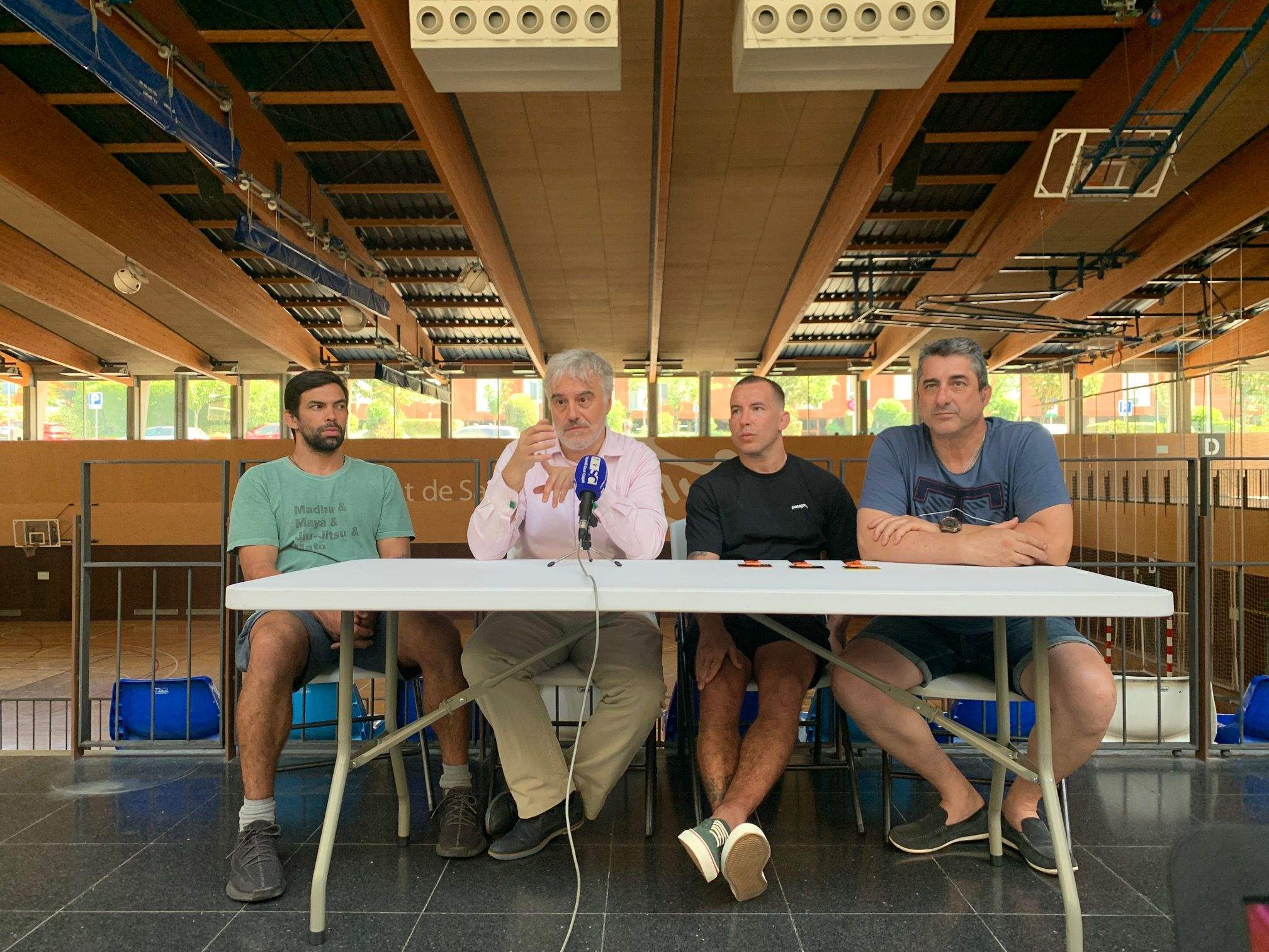 El regidor d'Esports Francesc Carol, segon per l'esquerra, juntament amb els organitzadors de l'Embukai Jiu-Jitsu Open. FOTO: Nielo Ballart