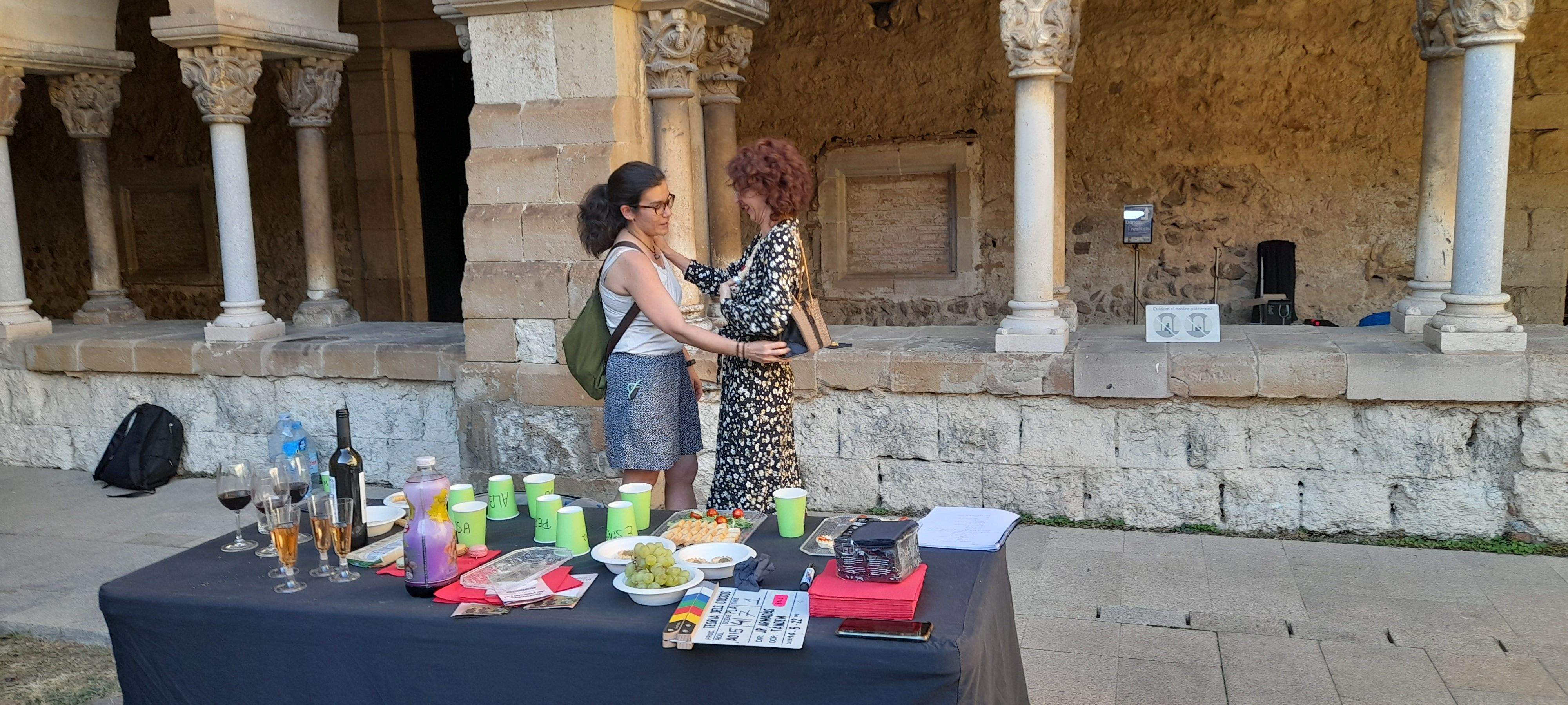 La tinenta d'alcaldia de Cultura, Esther Madrona, saluda a l'actriu que fa de regidora de Cultura. FOTO: Cristina Cabasés