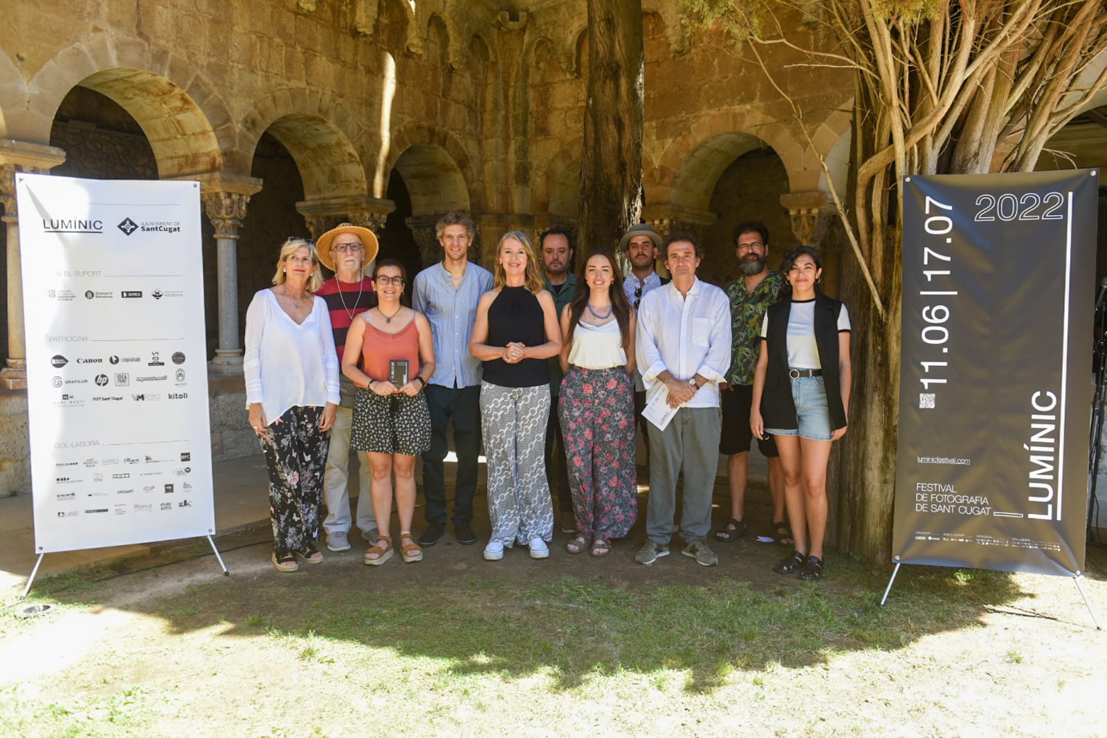 Els organitzadors i artites de Lumínic, juntament amb l'alcaldessa Mireia Ingla (cinquena per l'esquerra), la tinent alcalde Esther Madrona (tercera per l'esquerra) i la vocal de l'EMD de Valldoreix Susana Herrada (primera per l'esquerra). FOTO: Ajuntament