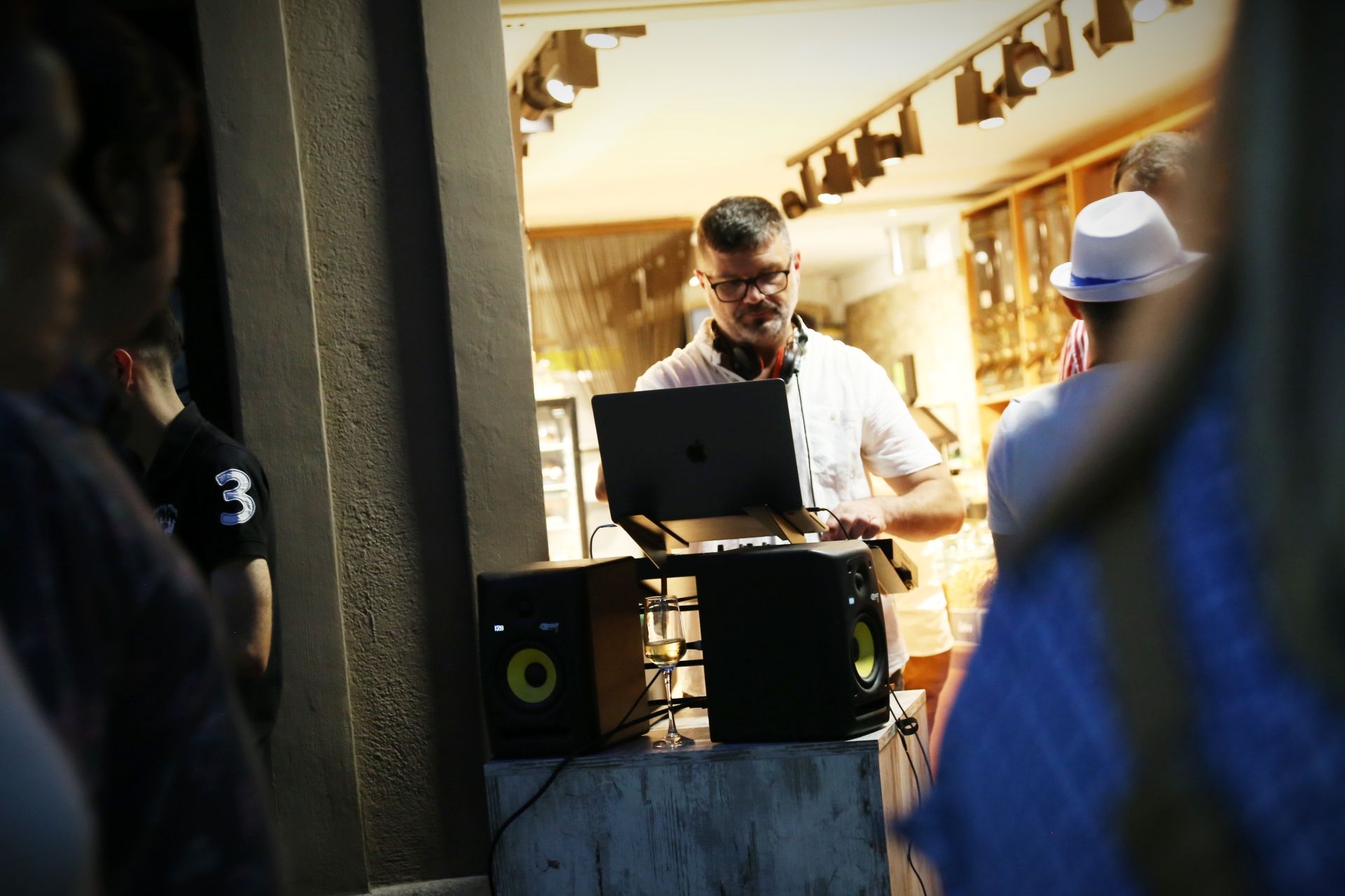 Dj al carrer per la Nit en Blanc 2022. Foto: Anna Bassa