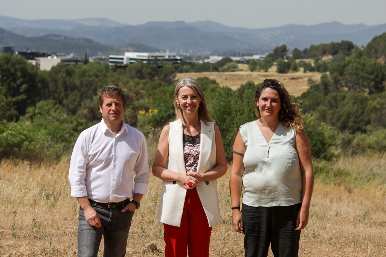 El tinent d'alcaldia de Presidència, Pere Soler, l'alcaldessa, Mireia Ingla i la tinenta d'alcaldia de Drets Socials, Núria Gibert durant la intervenció per explicar les novetats dels terrenys de l'antic camp de golf de Sant Joan. FOTO: Ajuntament