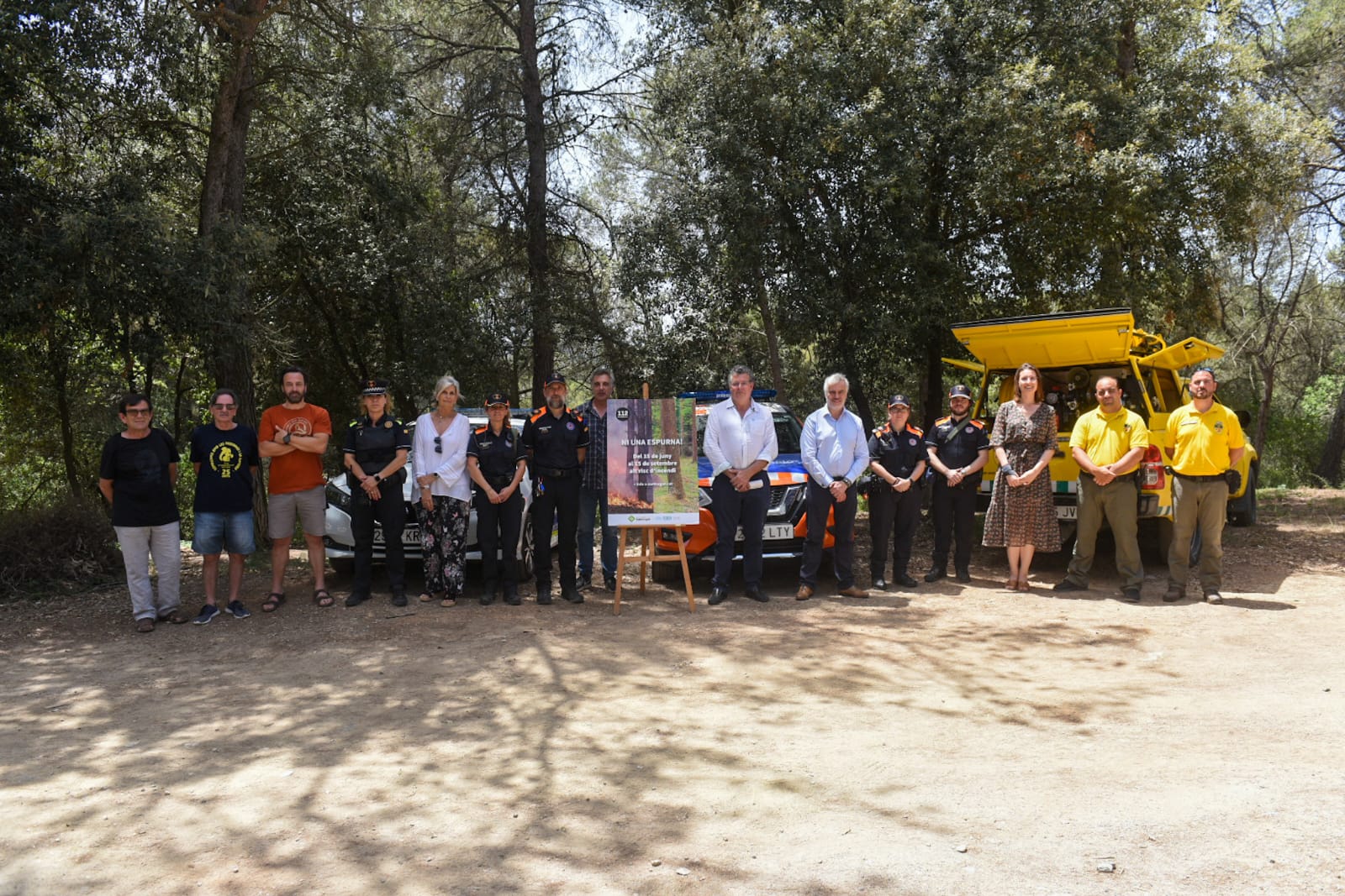 Foto de família de representants de l'Ajuntament de Sant Cugat i l'EMD de Valldoreix, Policia Local ADF i Protecció Civil a la presentació de la campanya prevenció d'incendis forestals. FOTO: Ajuntament