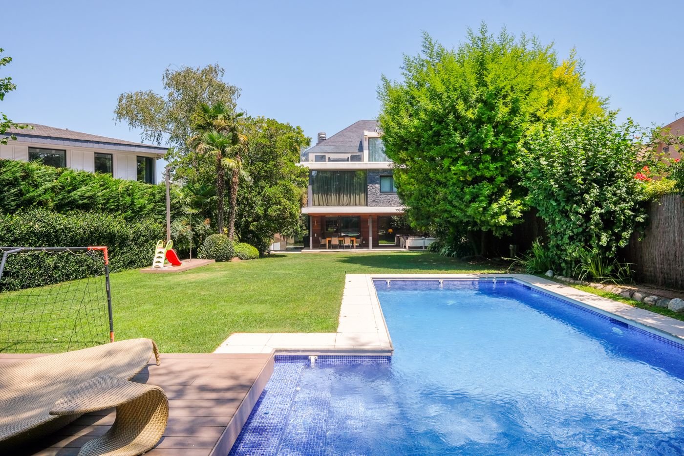 Piscina de la luxosa casa a Sant Cugat de la immobiliària aProperties. FOTO: Cedida