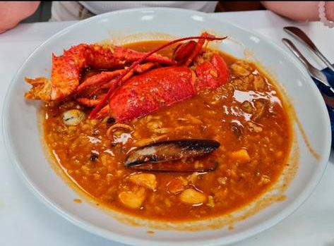 Presentació del plat d'arròs amb llamàntol al restaurant La Mar Chica de Cerdanyola. FOTO: Cedida