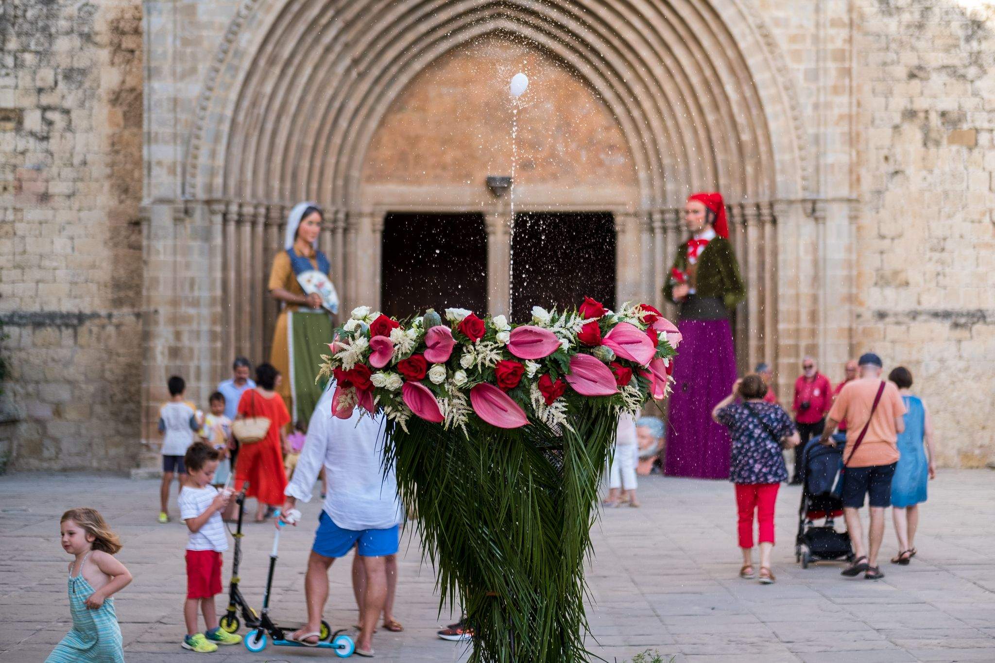 Els santcugatencs s'han reunit als voltants del Monestir per celebrar el Corpus Christi. FOTO: Ale Gómez