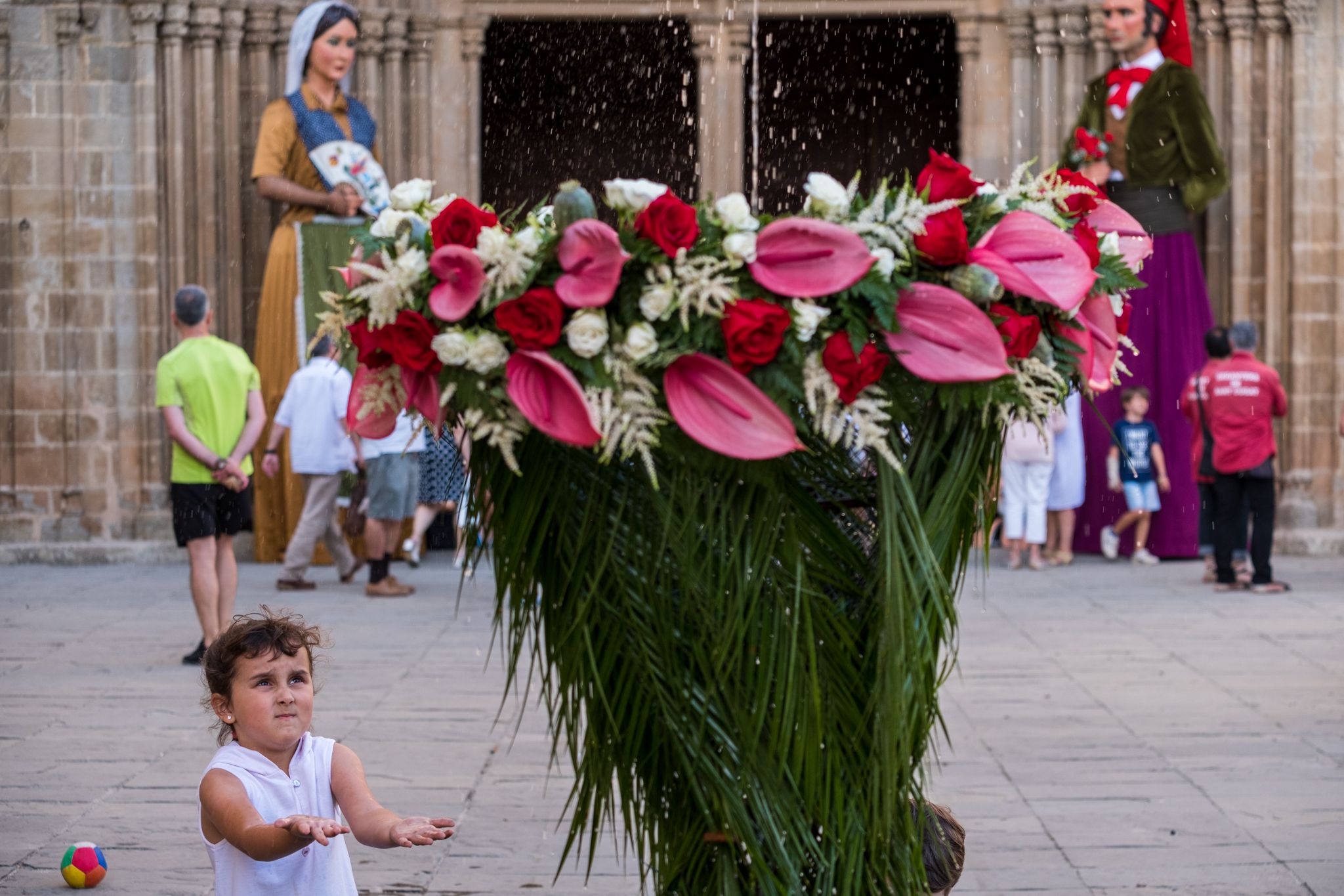 Els santcugatencs s'han reunit als voltants del Monestir per celebrar el Corpus Christi. FOTO: Ale Gómez