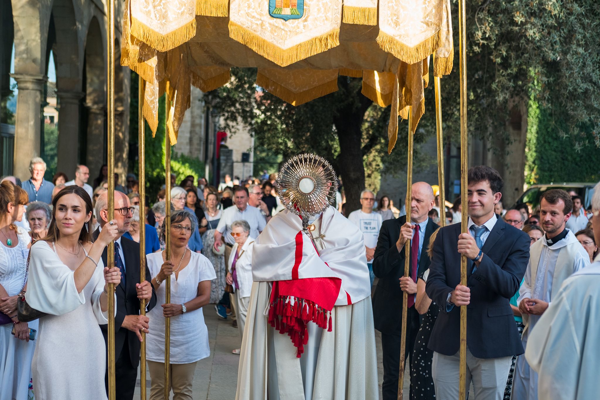 Els santcugatencs s'han reunit als voltants del Monestir per celebrar el Corpus Christi. FOTO: Ale Gómez