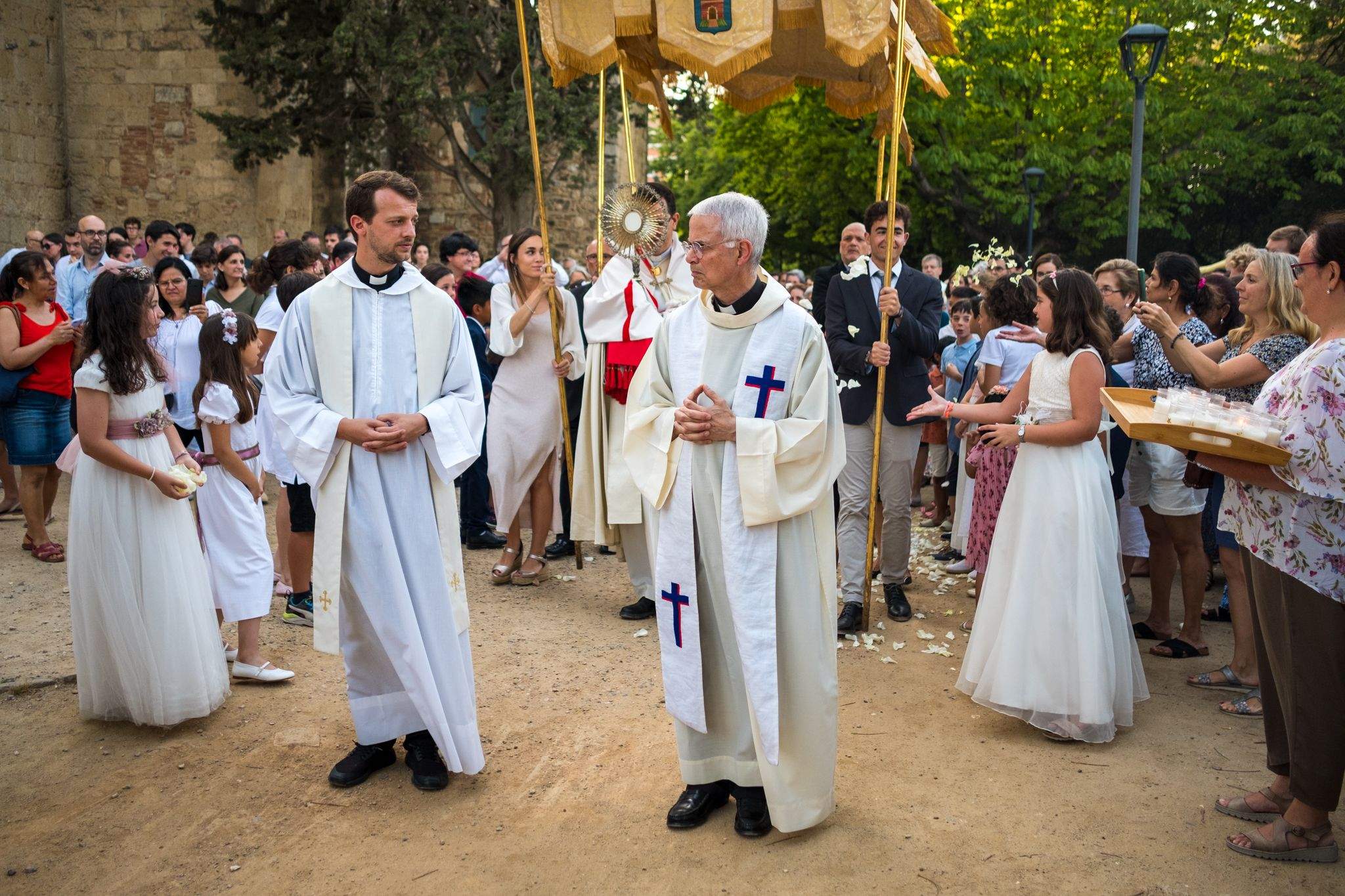 Els santcugatencs s'han reunit als voltants del Monestir per celebrar el Corpus Christi. FOTO: Ale Gómez