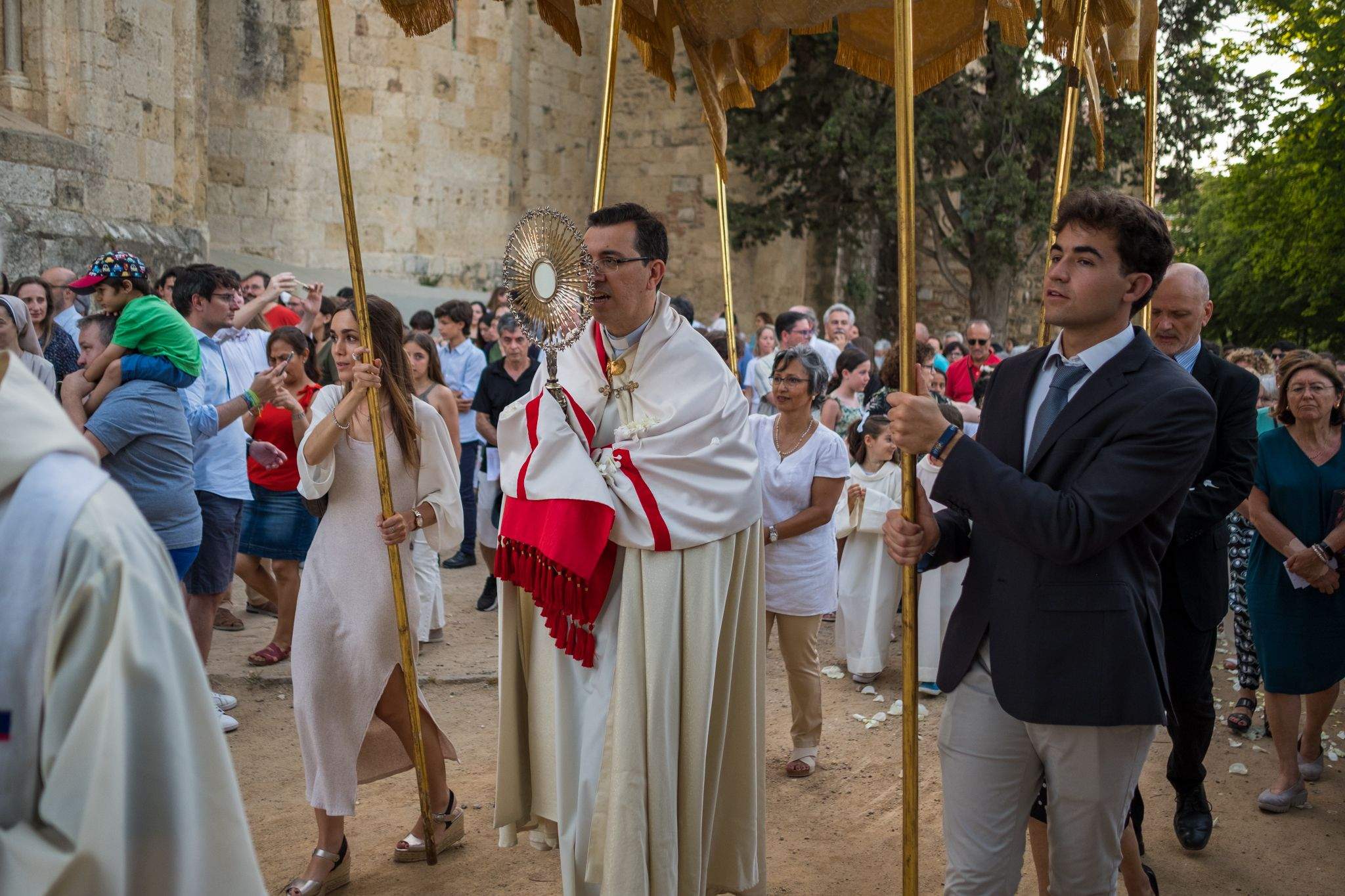 Els santcugatencs s'han reunit als voltants del Monestir per celebrar el Corpus Christi. FOTO: Ale Gómez